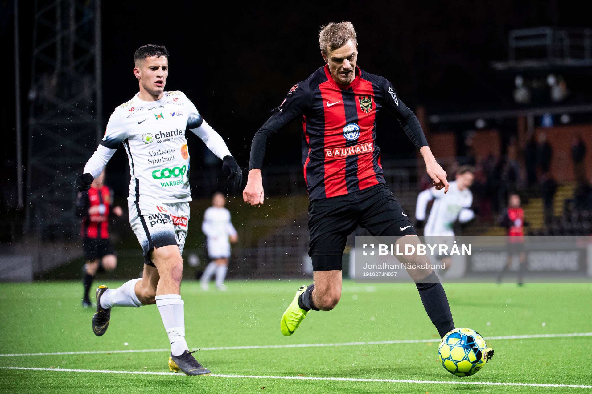 Brommapojkarnas Oscar Pehrsson och Varbergs Astrit Seljmani under fotbollsmatchen i Superettan mellan Brommapojkarna och Varberg den 27 oktober 2019 i Stockholm.