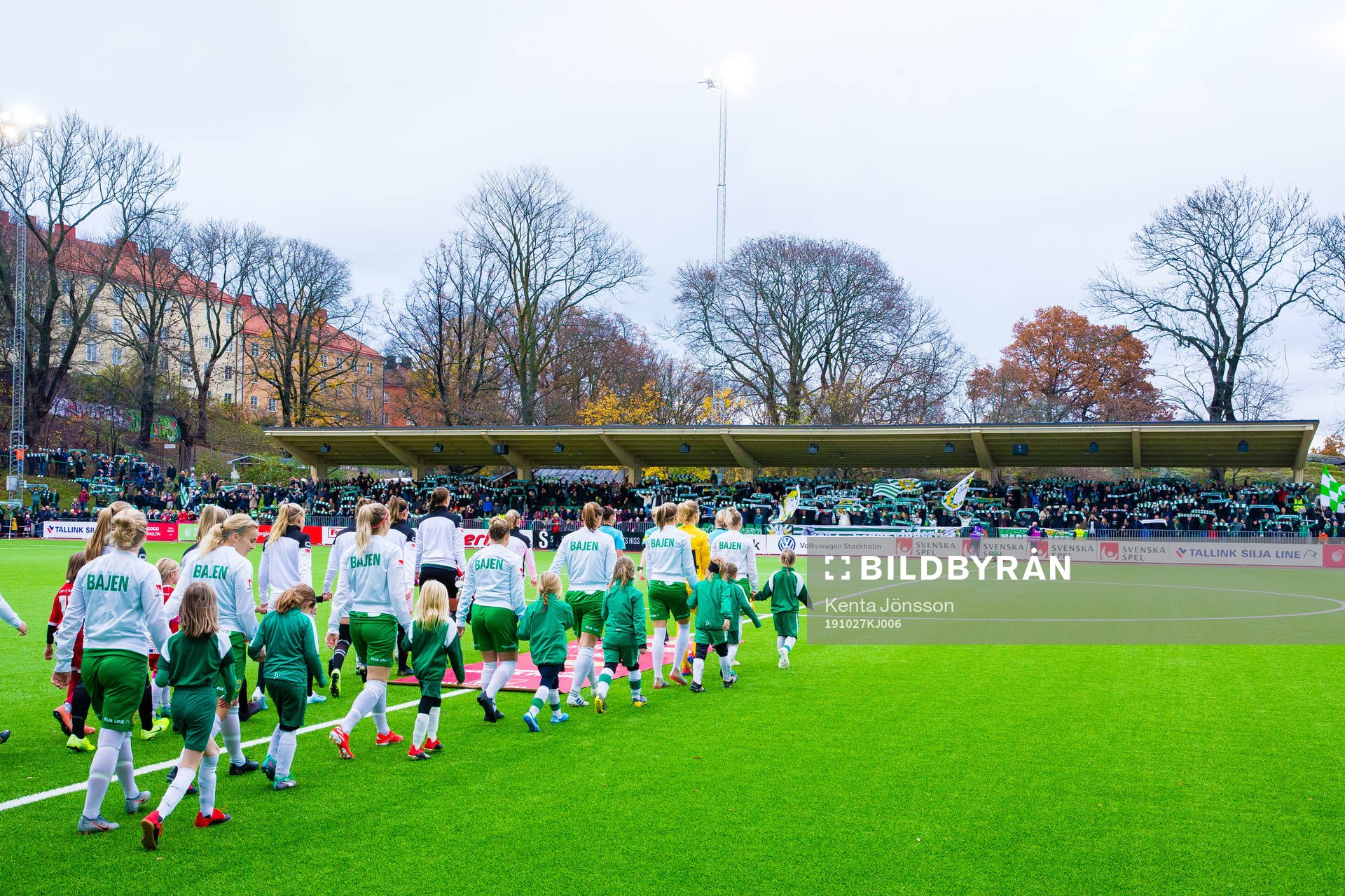 Hammarbys och Uppsalas gör gör entré på planen