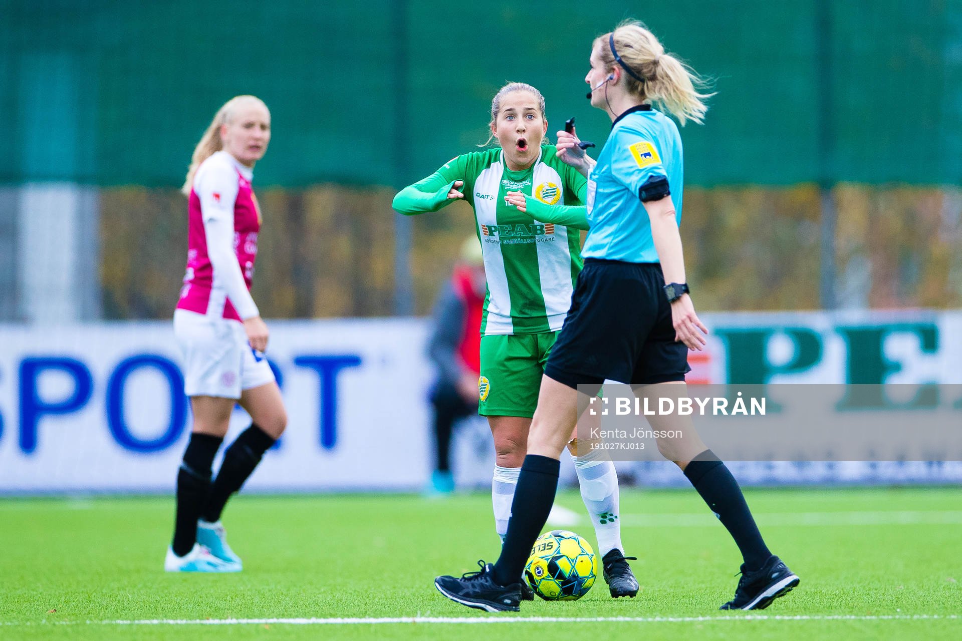 Hammarbys Felicia Saving med domare Eva Svärdsudd