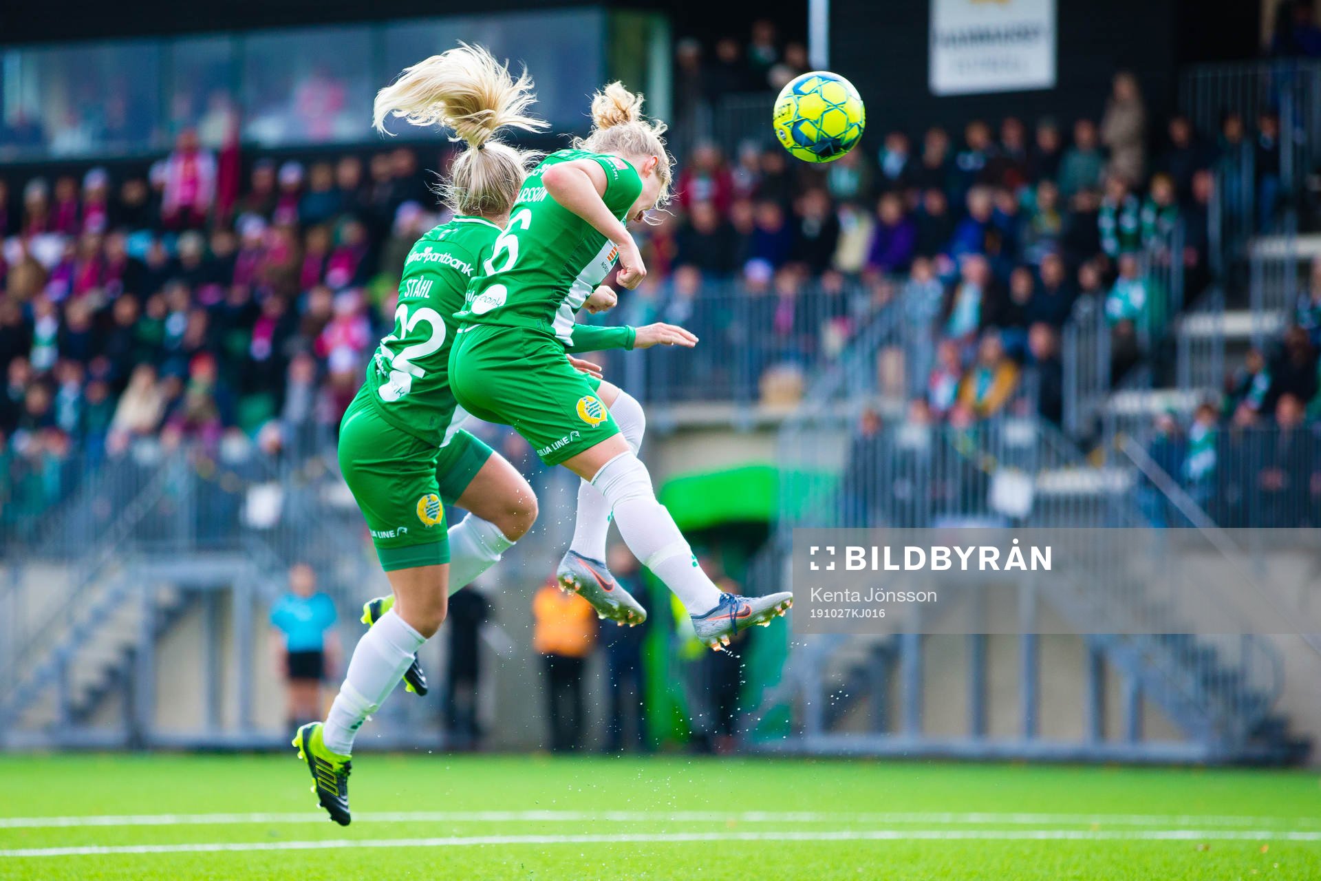 Hammarbys Jonna Ståhl och Emilia Larsson nickar ihop