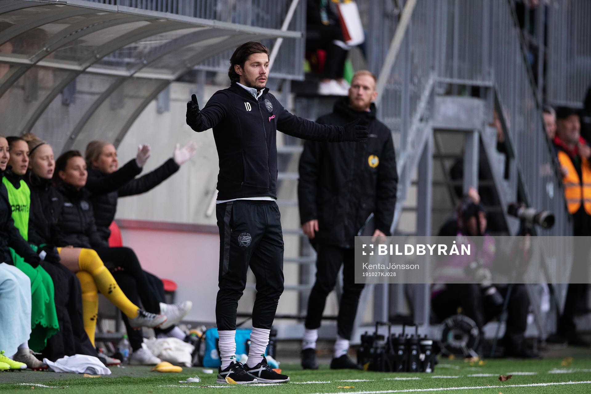 Hammarbys tränare Isak Dahlin reagerar