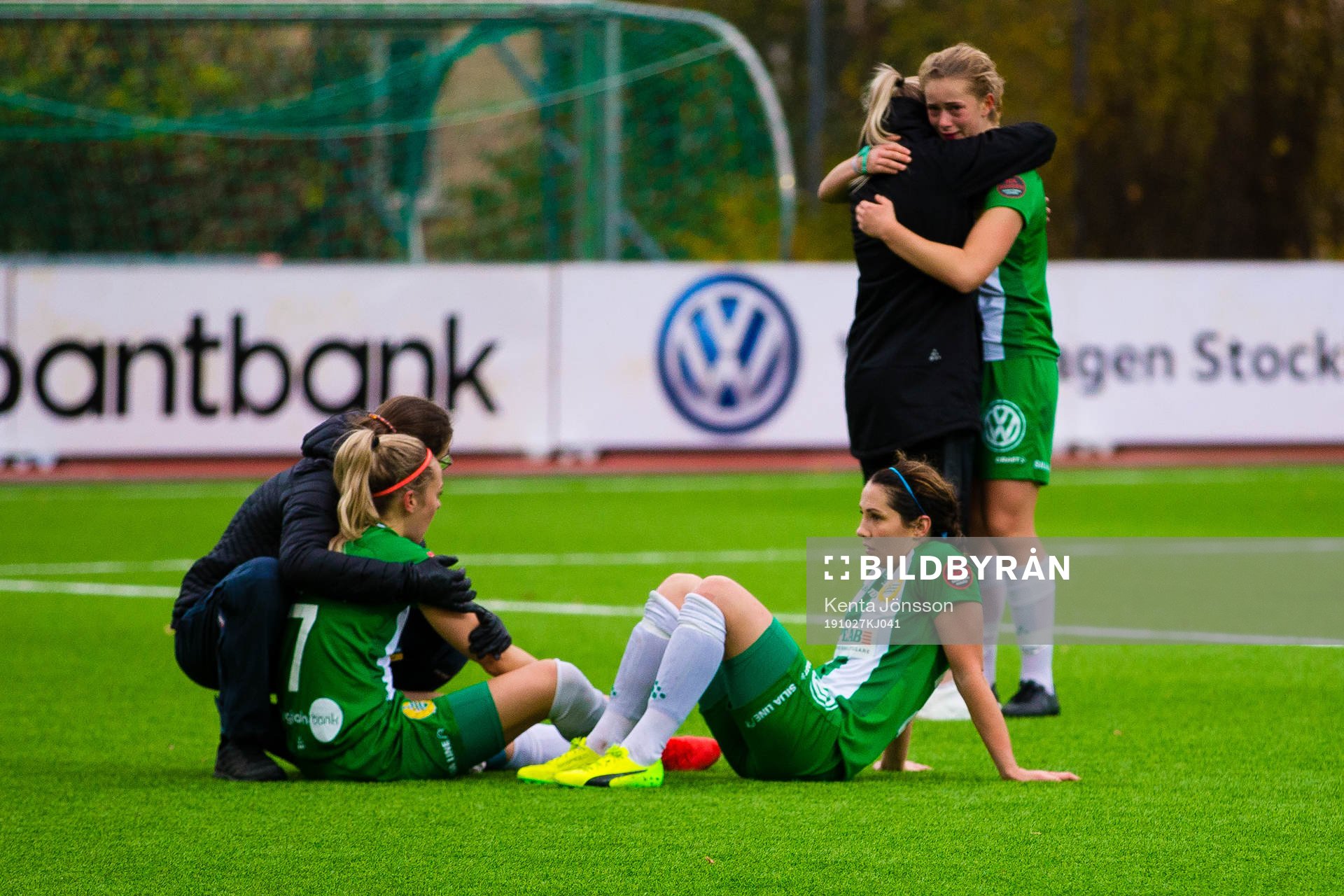 Hammarbys Helén Eke och Emilia Larsson deppar