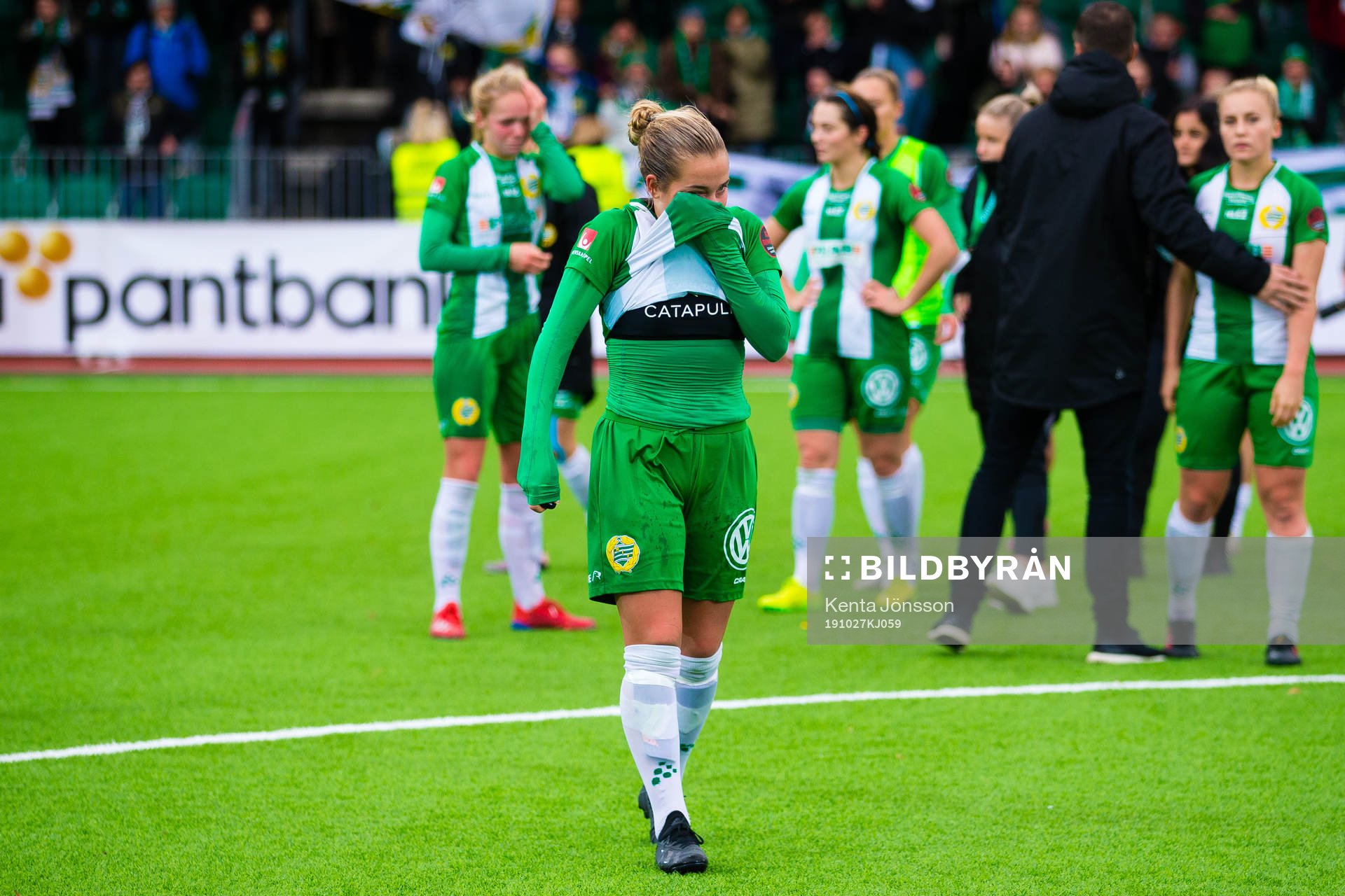 Hammarbys Felicia Saving deppar med lagkamrater
