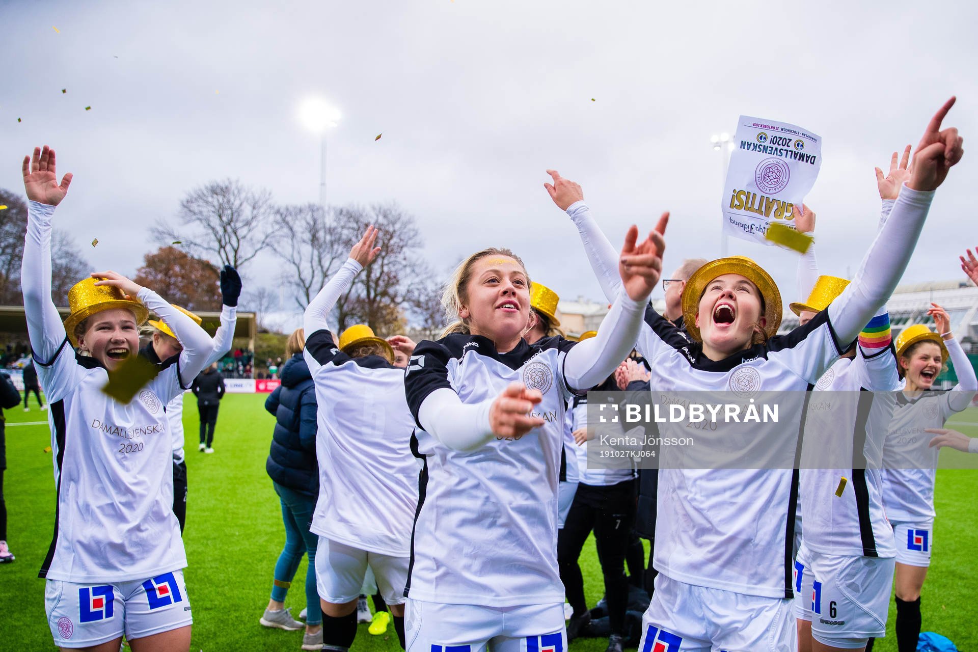 Uppsalas Marika Bergman Lundin, Cornelia Kapocs och Ellen Arbman Hansingjublar efter fotbollsmatchen i Elitettan mellan Hammarby och Uppsala den 27 oktober 2019 i Stockholm.