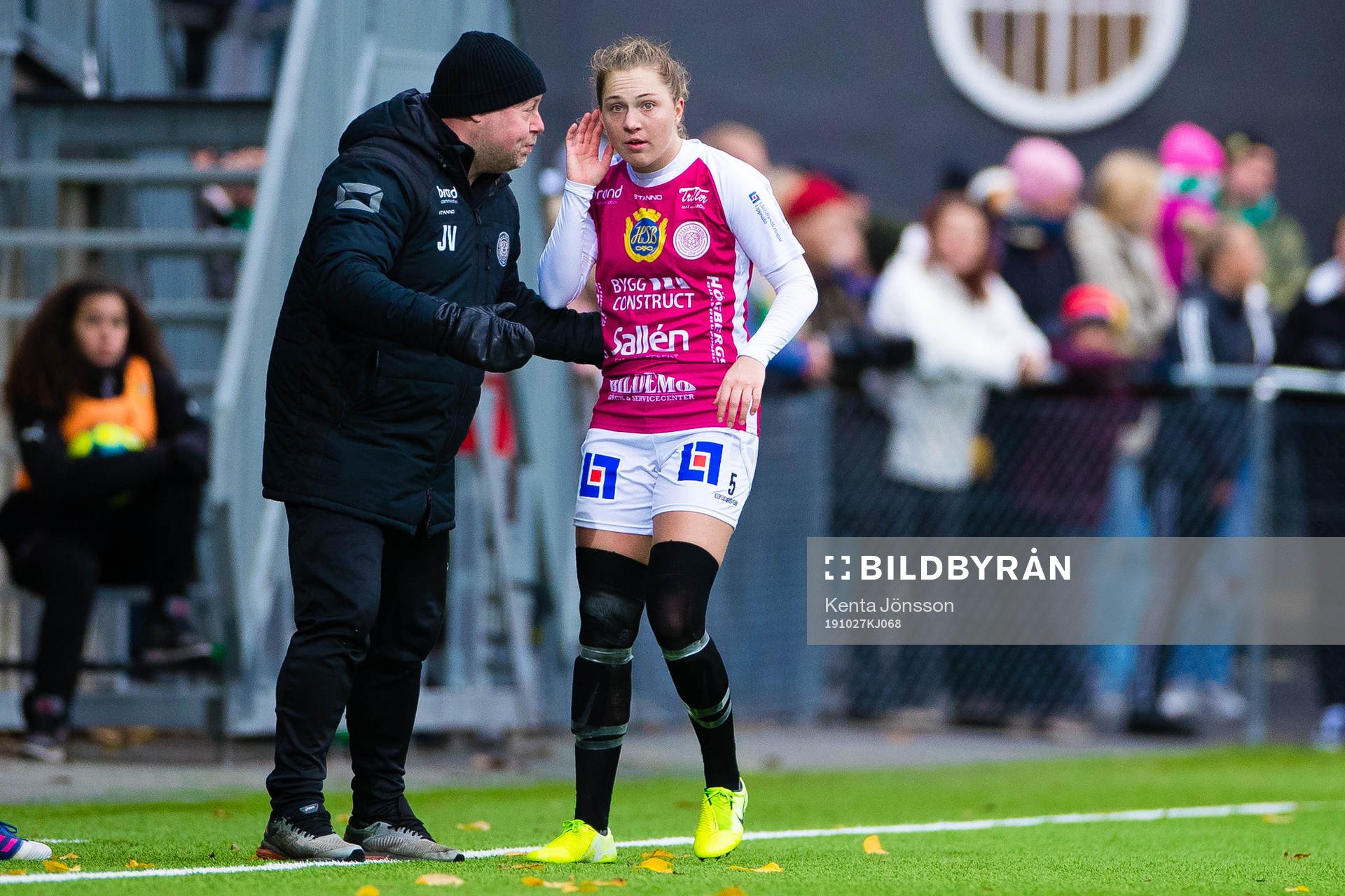 Uppsalas tränare Jonas Valfridsson och Märta Säfström under fotbollsmatchen i Elitettan mellan Hammarby och Uppsala den 27 oktober 2019 i Stockholm.