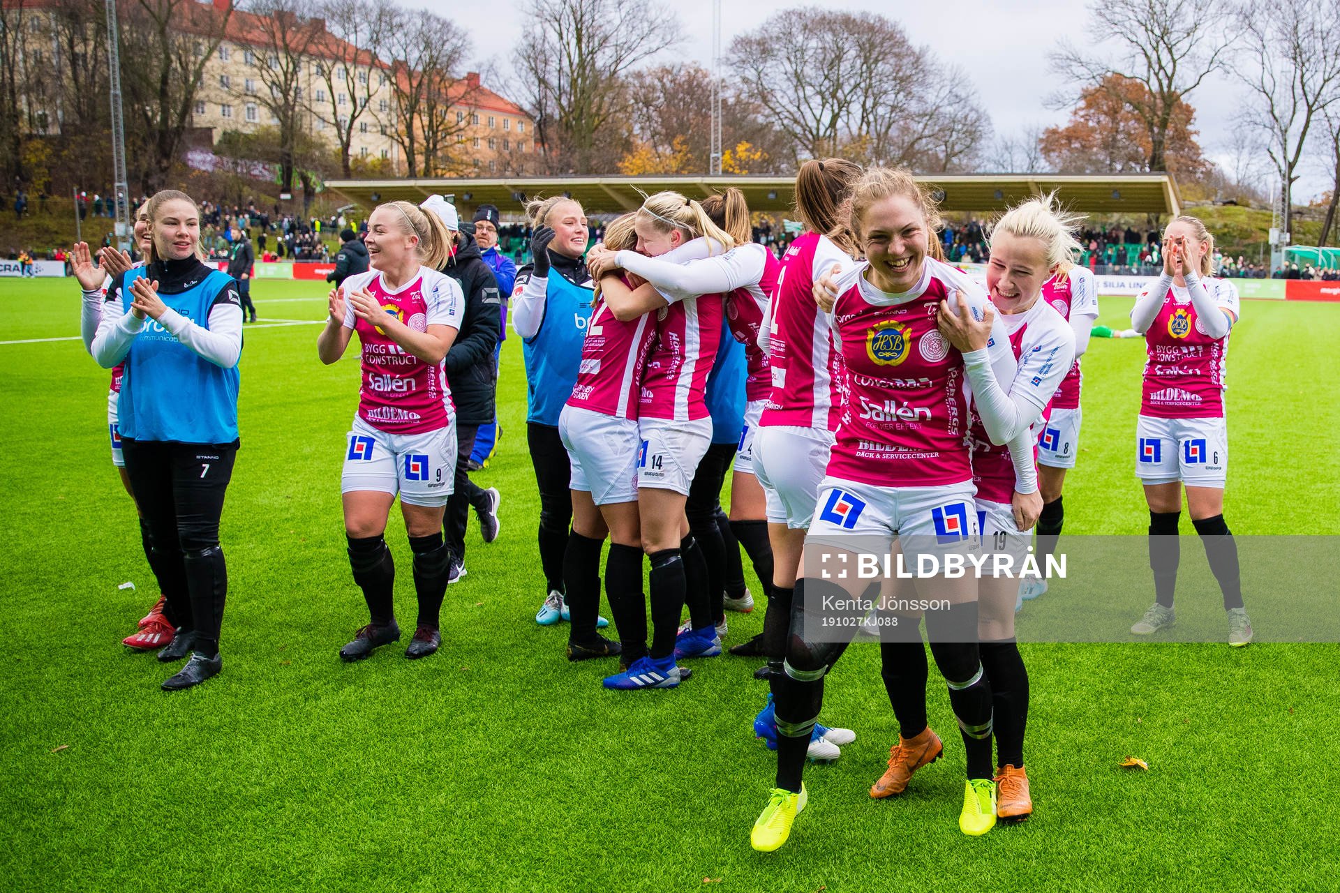 Uppsalas Märta Säfström och Marika Bergman Lundin jublar