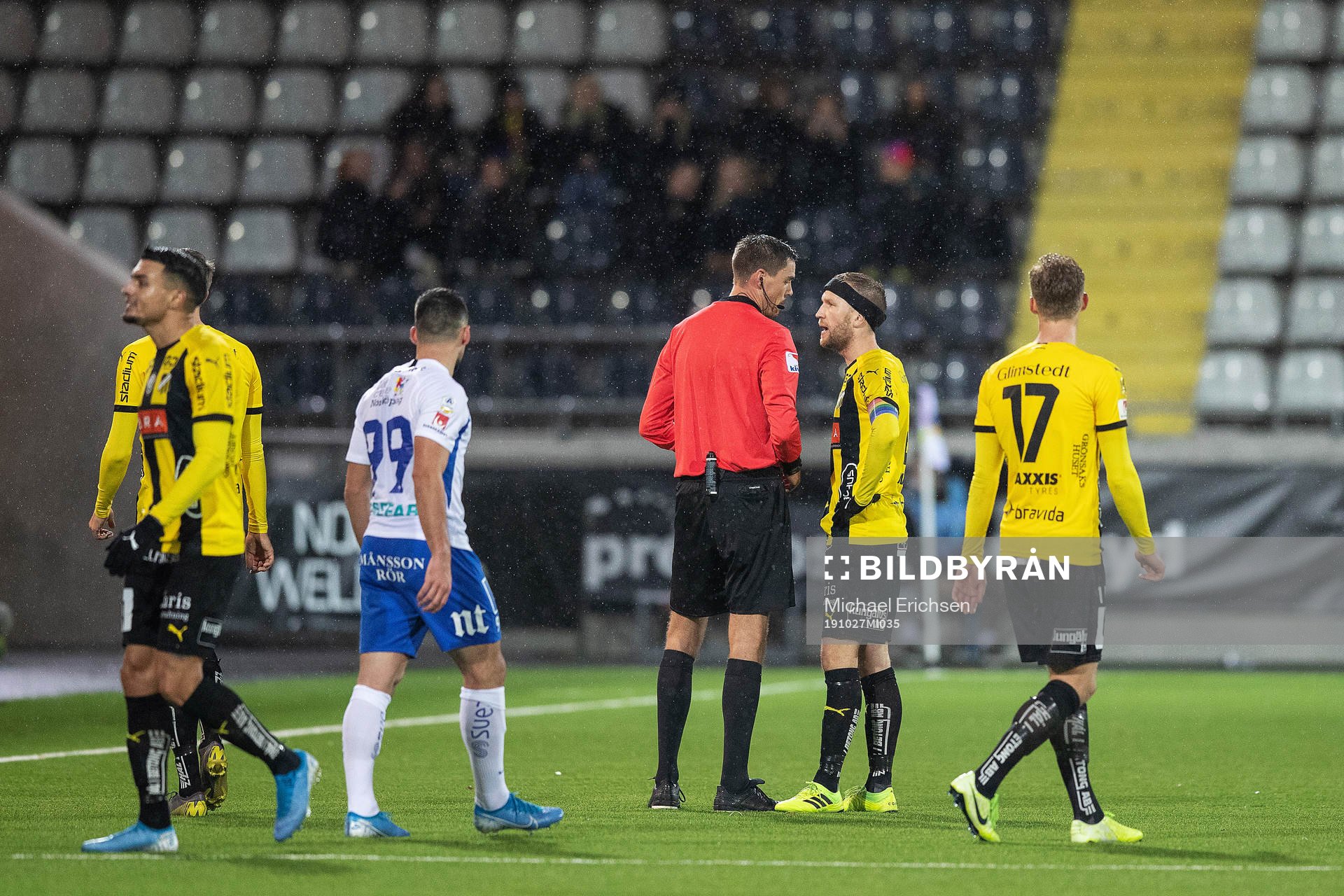 Häckens Rasmus Lindgren protesterar mot att domaren visat