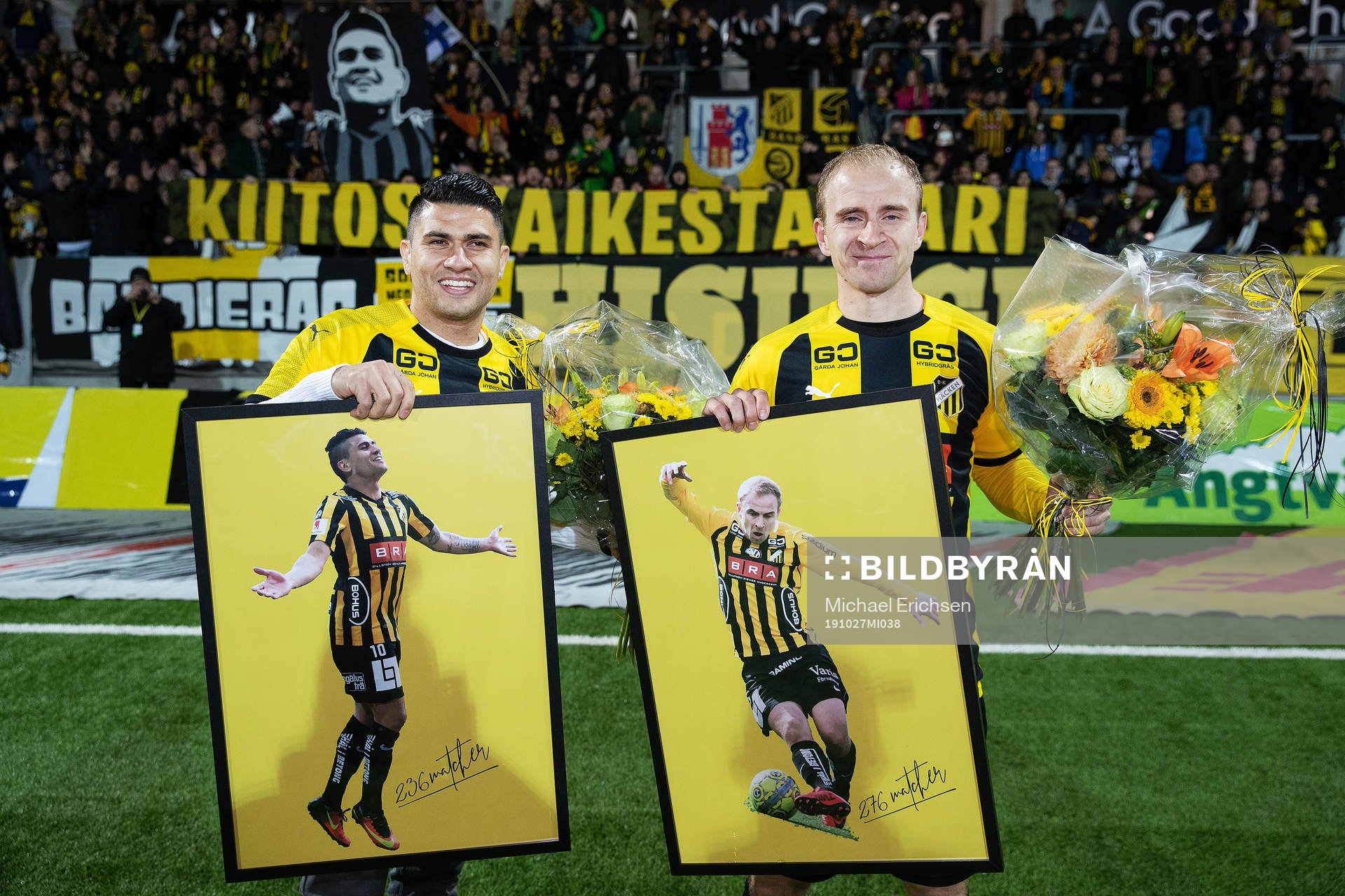 Häckens Paulinho och Kari Arkivuo  tackas av