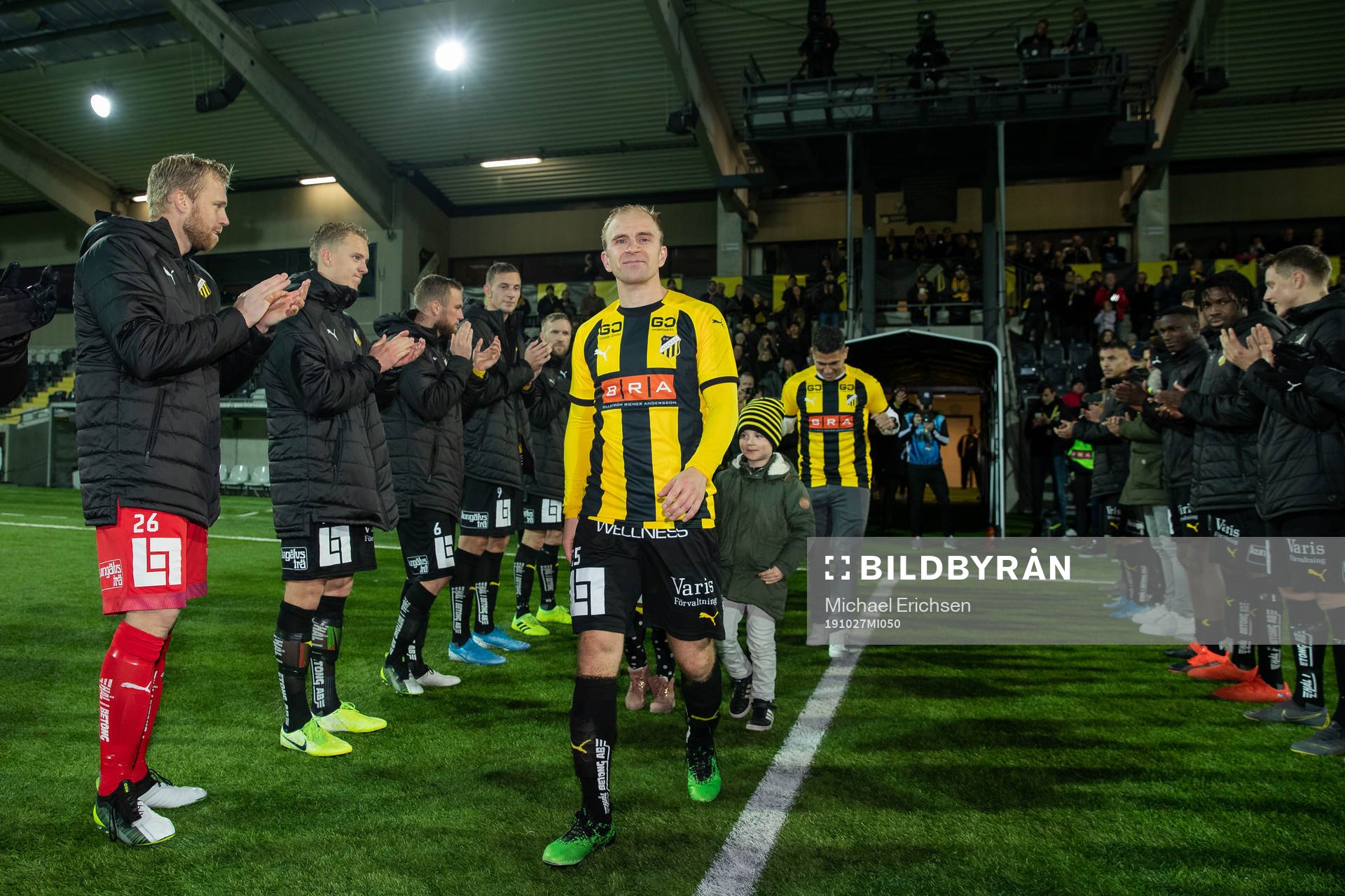 Häckens Kari Arkivuo  och Paulinho tackas av