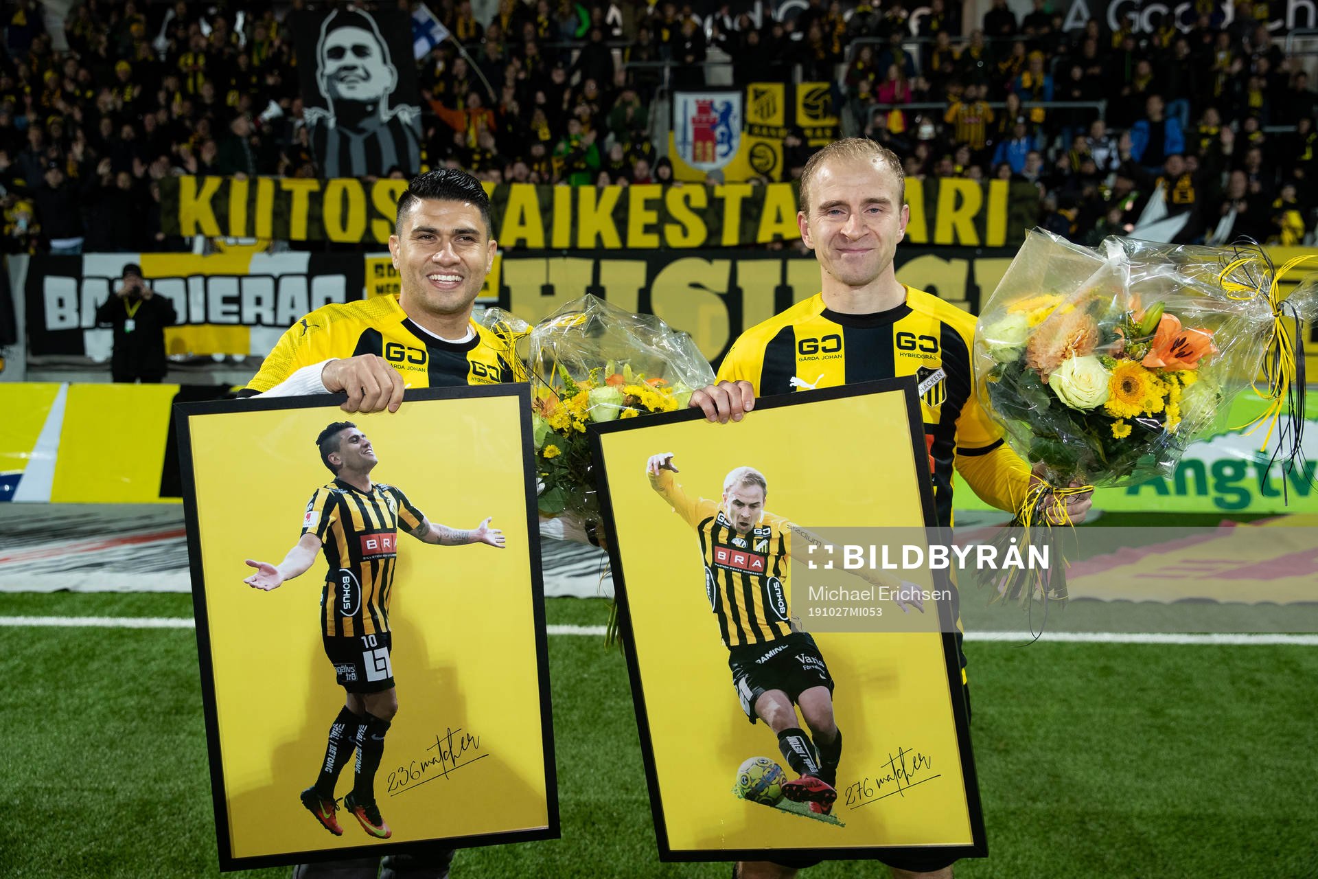 Häckens Paulinho och Kari Arkivuo tackas av