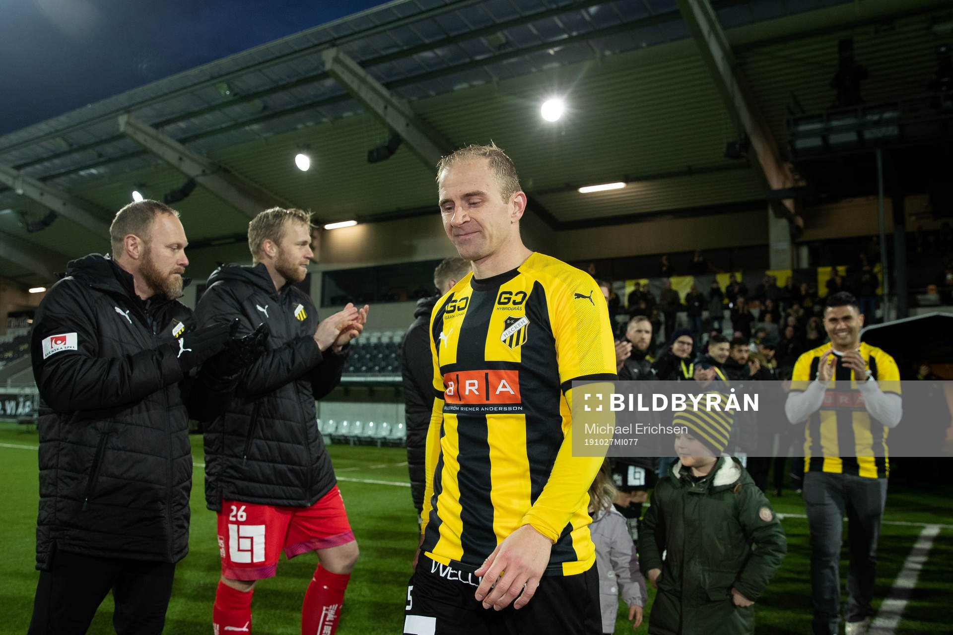 Häckens Kari Arkivuo  och Paulinho tackas av