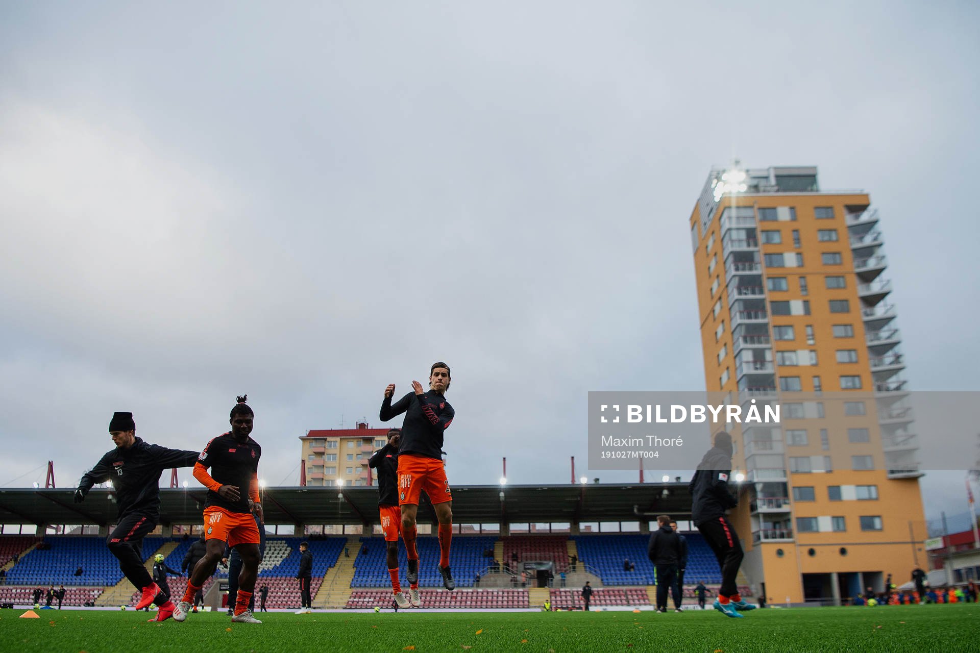 AFC Eskilstunas spelare värmer upp