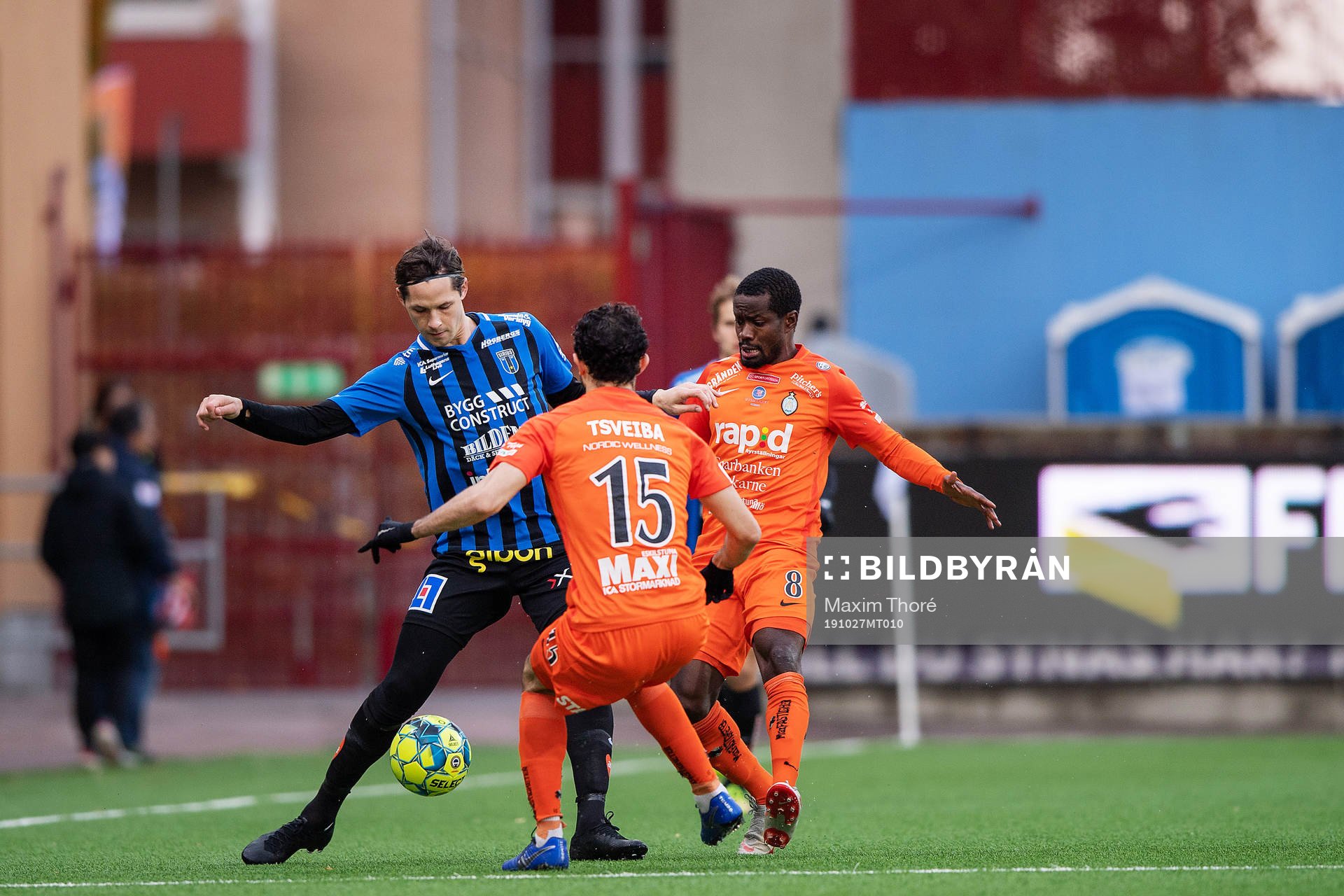 Sirius Philip Haglund och AFC Eskilstunas Michael Anaba