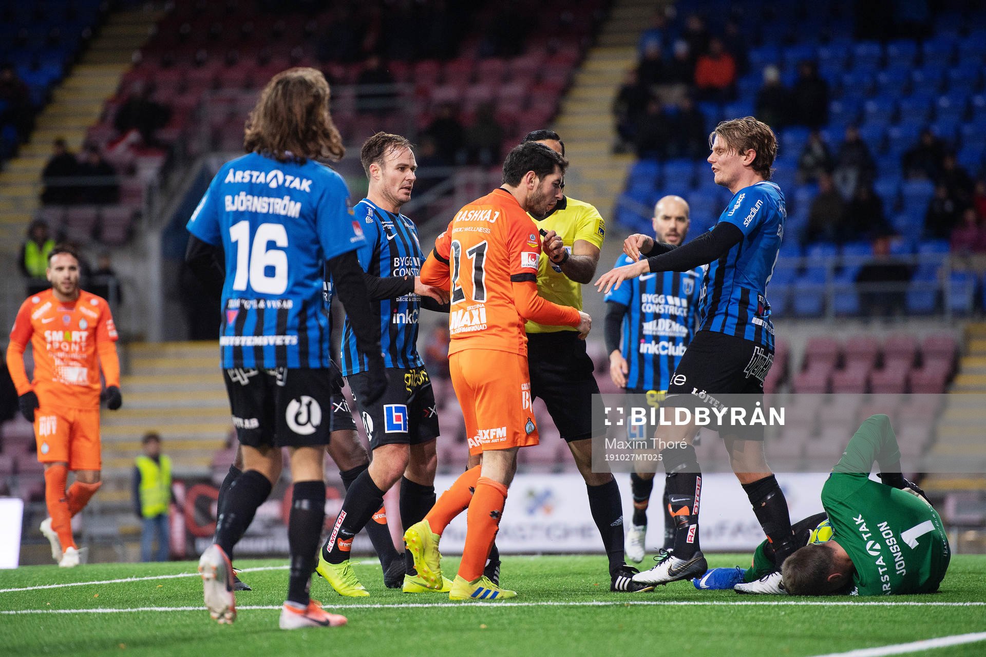 AFC Eskilstunas Anel Rashkaj i gruff med Sirius Tim