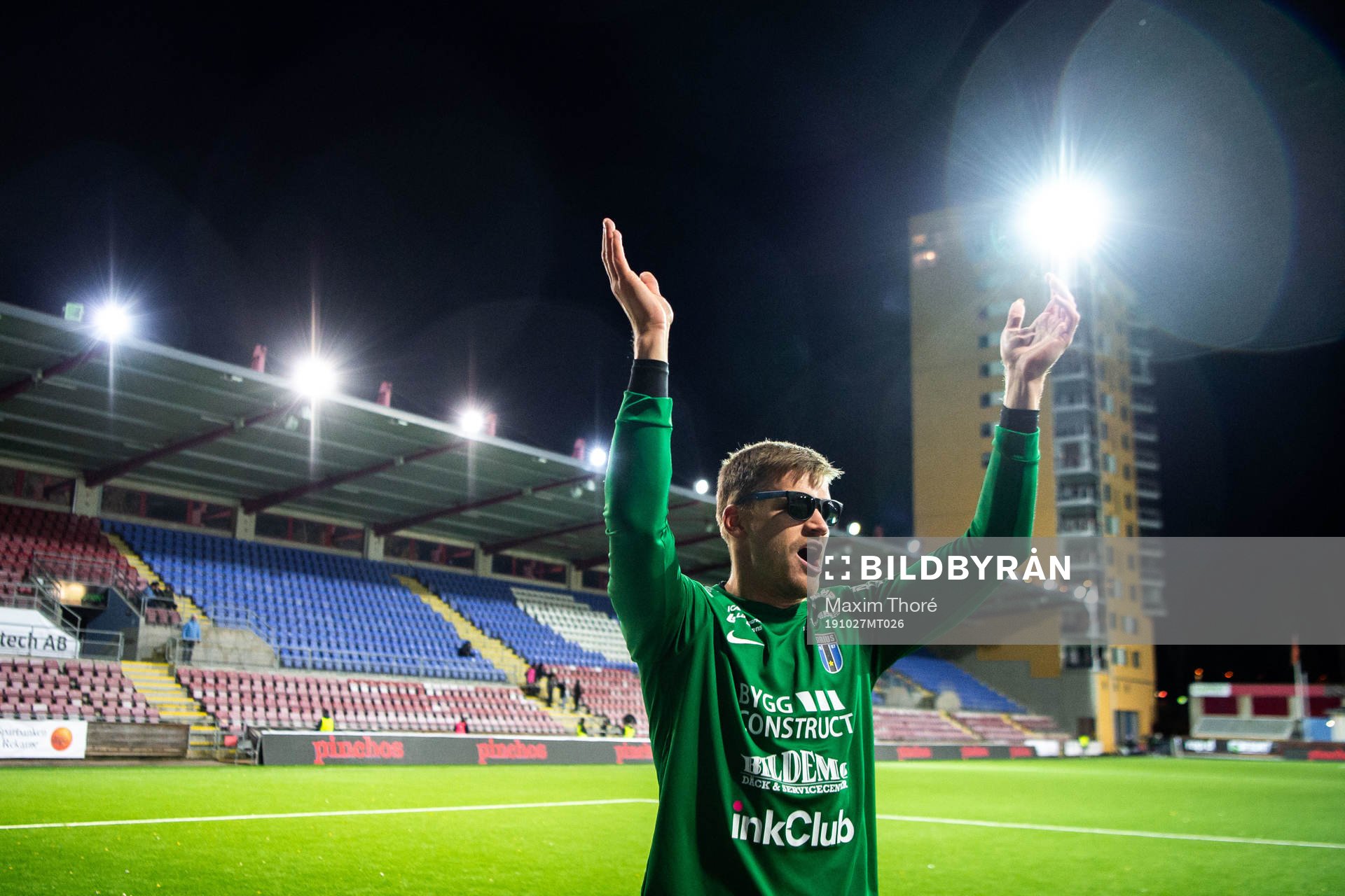 Sirius målvakt Lukas Jonsson jublar