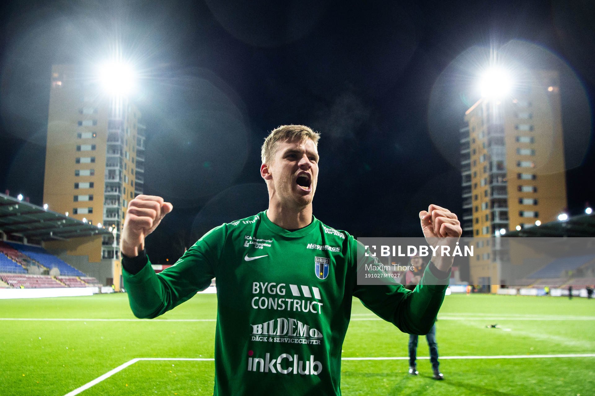 Sirius målvakt Lukas Jonsson jublar