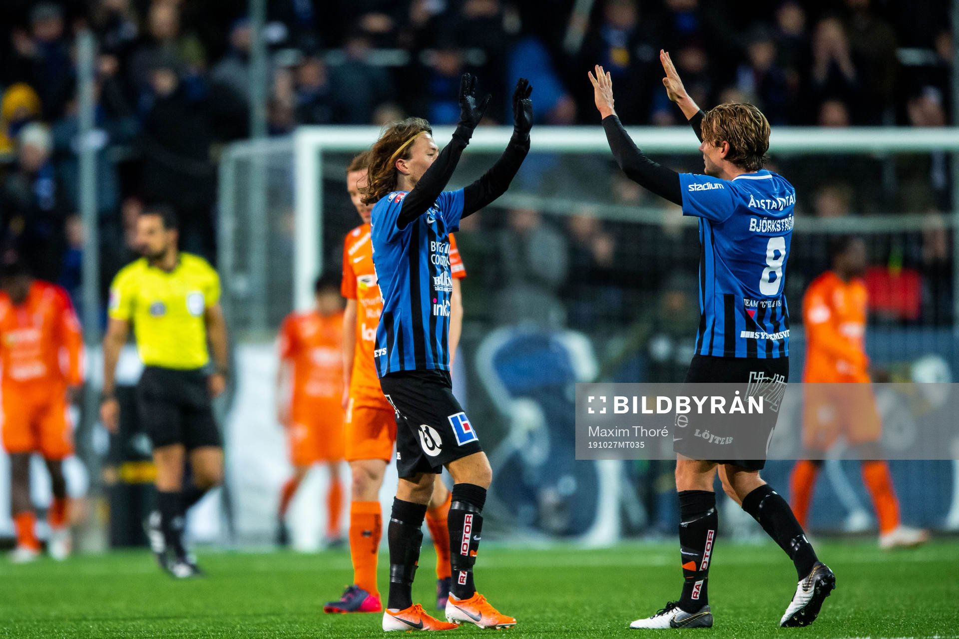 Sirius Axel Björnström och Sirius Tim Björkström jublar