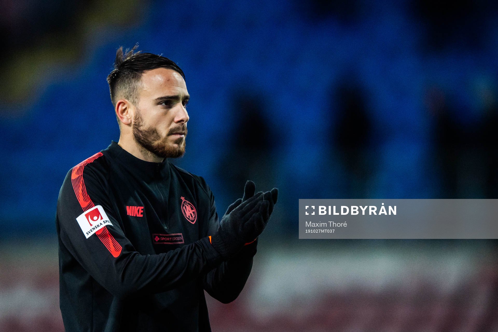 AFC Eskilstunas Dzenis Kozica tackar publiken