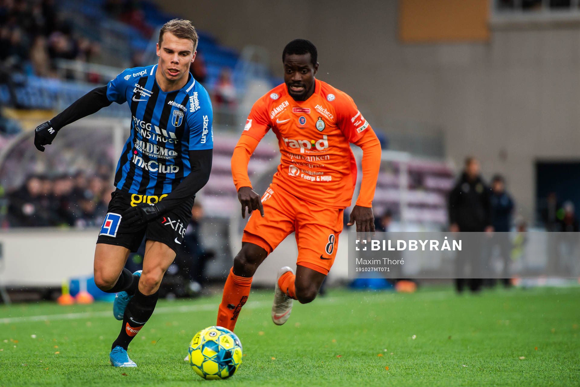 Sirius Elias Andersson och AFC Eskilstunas Michael Anaba