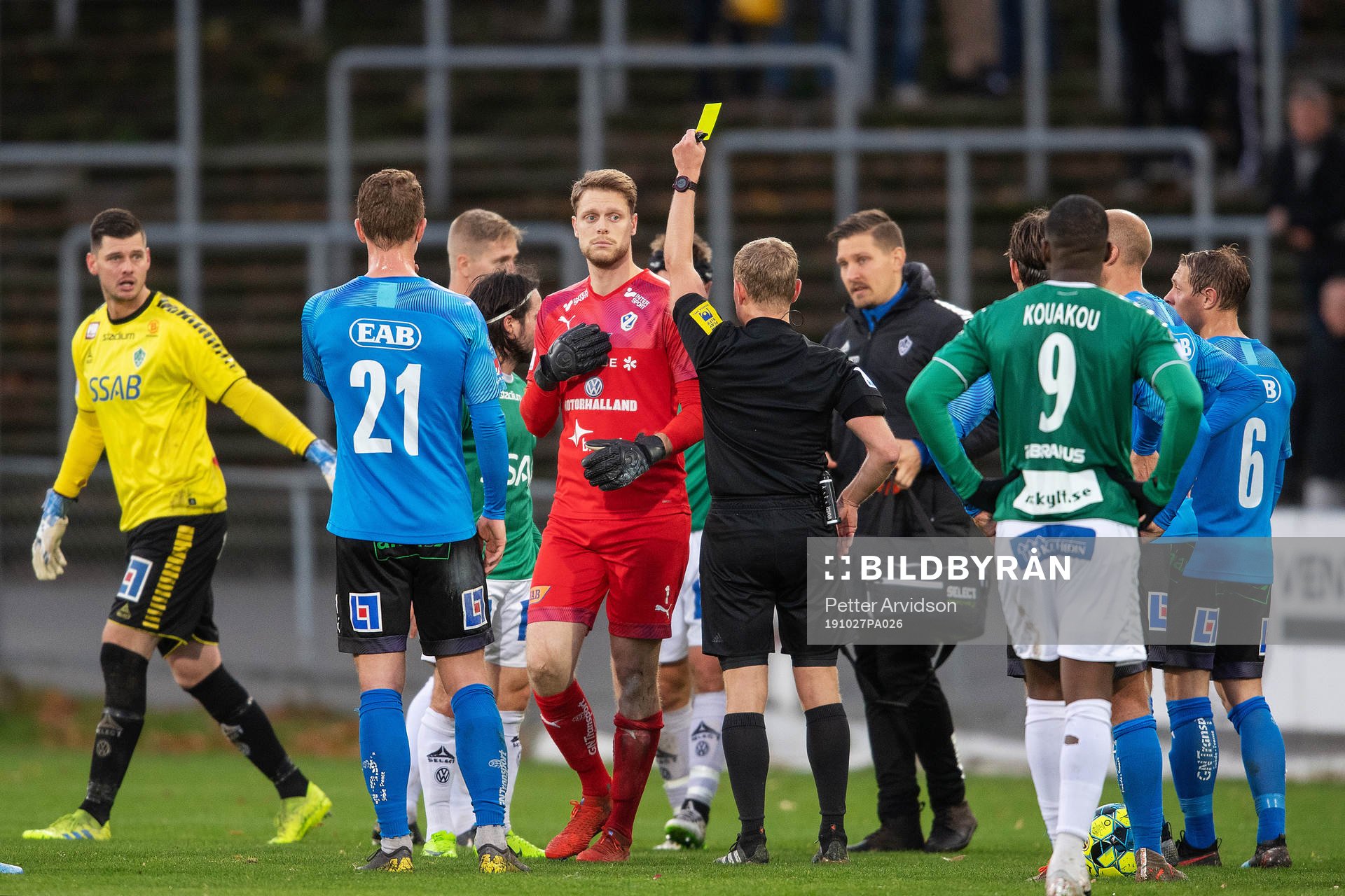 Halmstads målvakt Malkolm Nilsson tilldelas ett gult kort