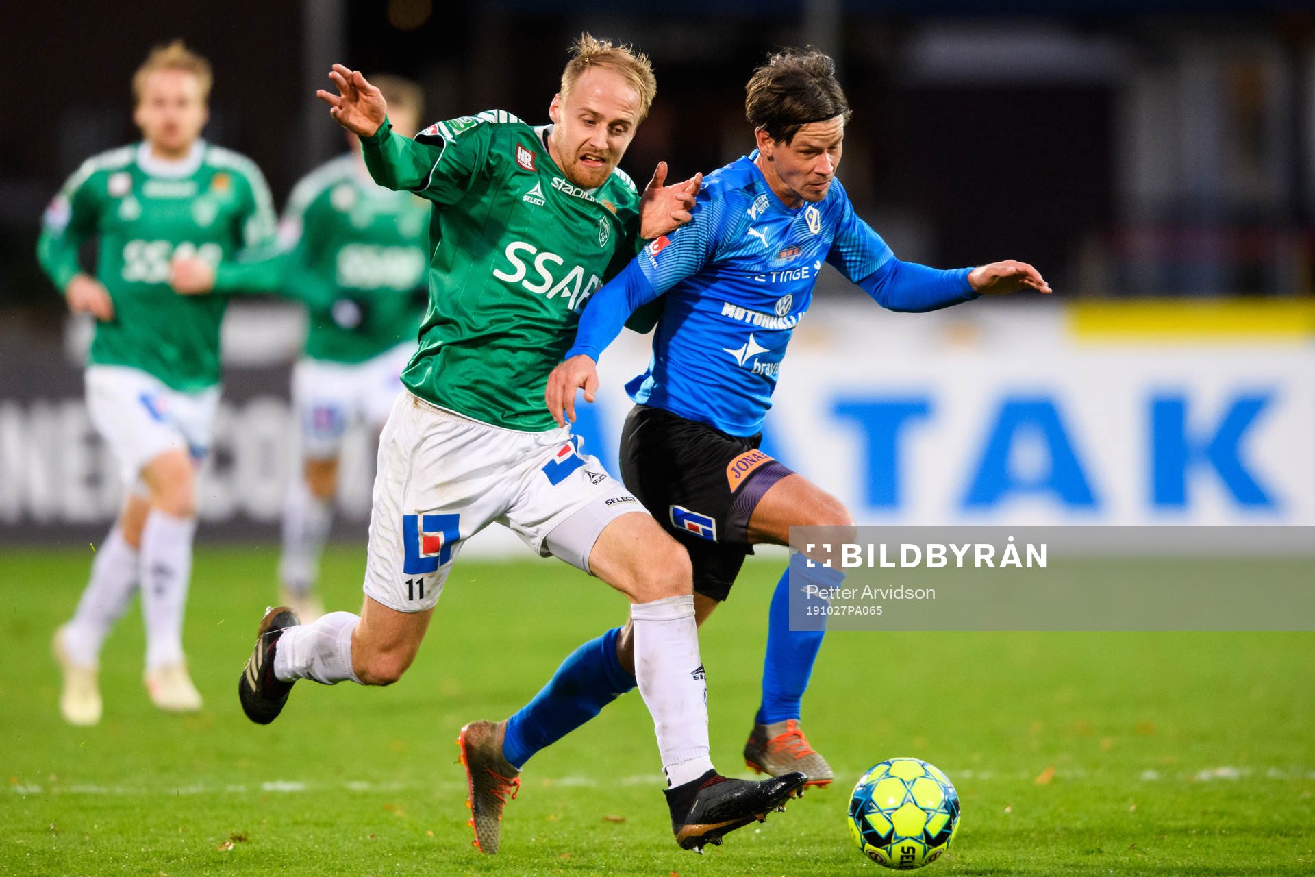 Brages Anton Lundin i kamp med Halmstads Alexander Berntsson under fotbollsmatchen i Superettan mellan Halmstad och Brage den 27 oktober 2019 i Halmstad.