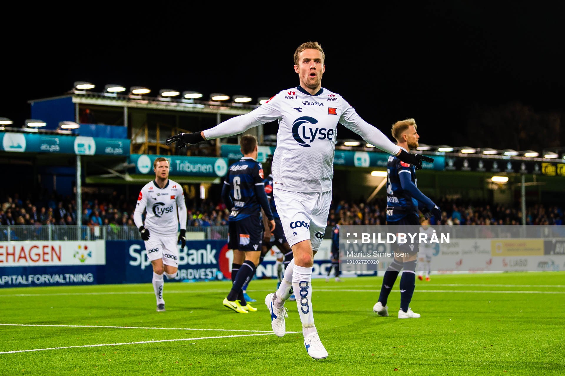 Fredrik Torsteinbø of Viking celebrates