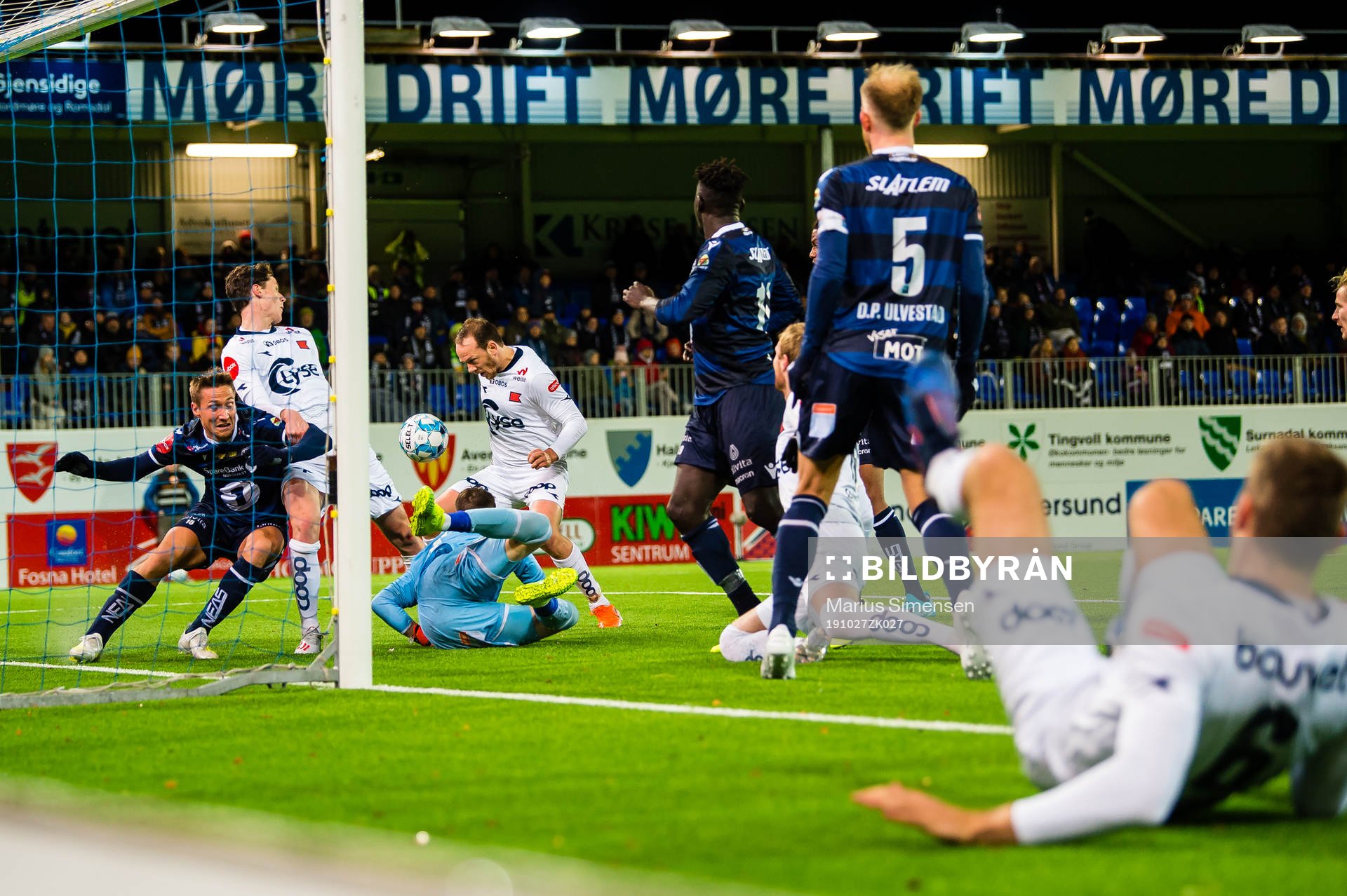 Rolf Daniel Vikstøl of Viking scores the 3-2 goal