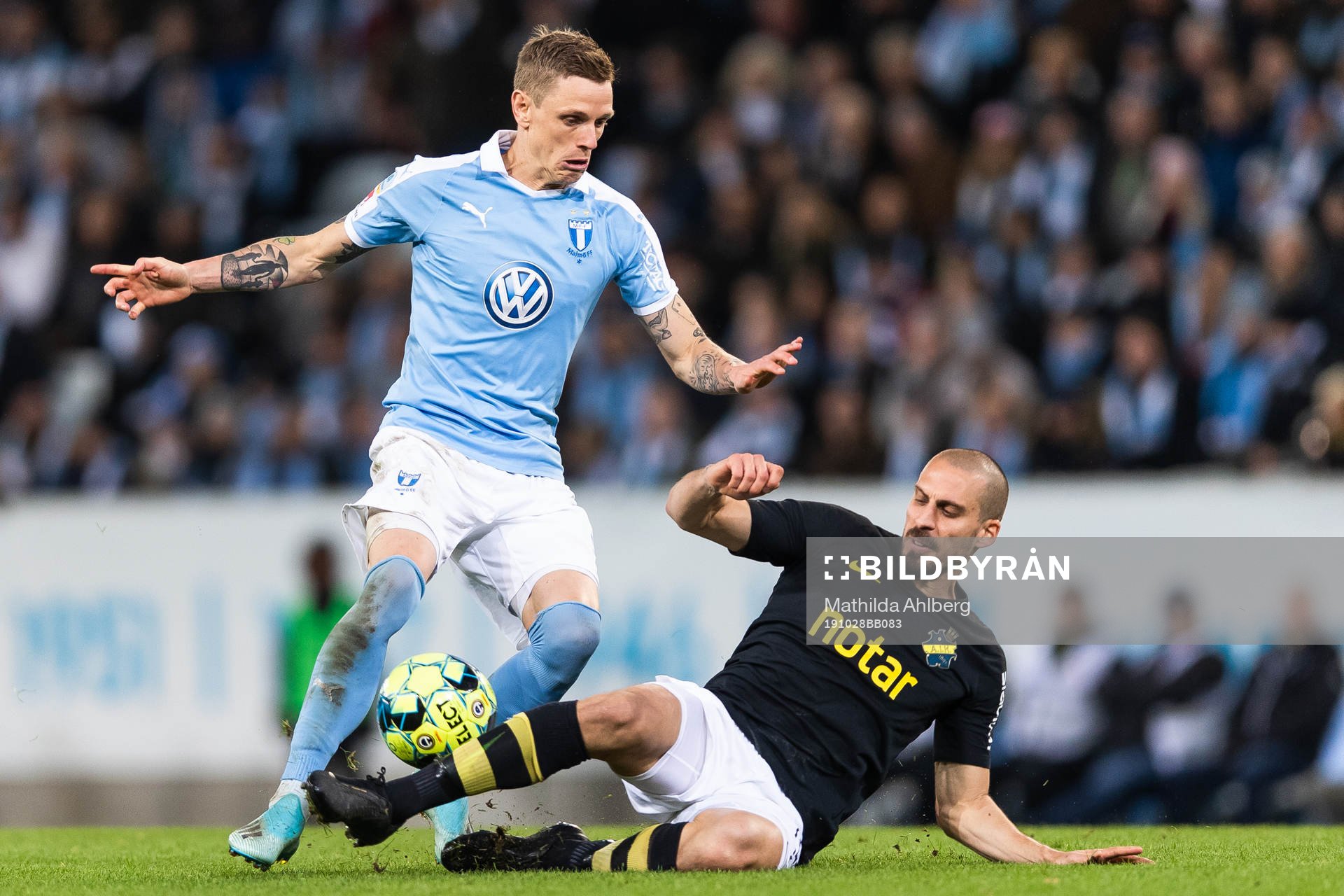 s Panajotis Dimitriadis i kamp om bollen