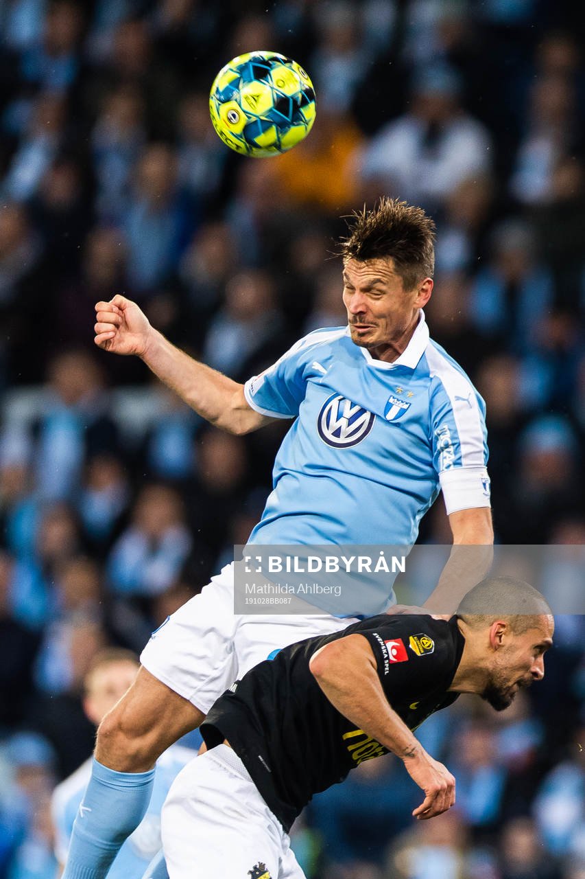 Malmö FFs Markus Rosenberg och AIK:s Panajotis Dimitriadis i kamp om bollen under fotbollsmatchen i Allsvenskan mellan Malmö FF och AIK den 28 oktober 2019 i Malmö.