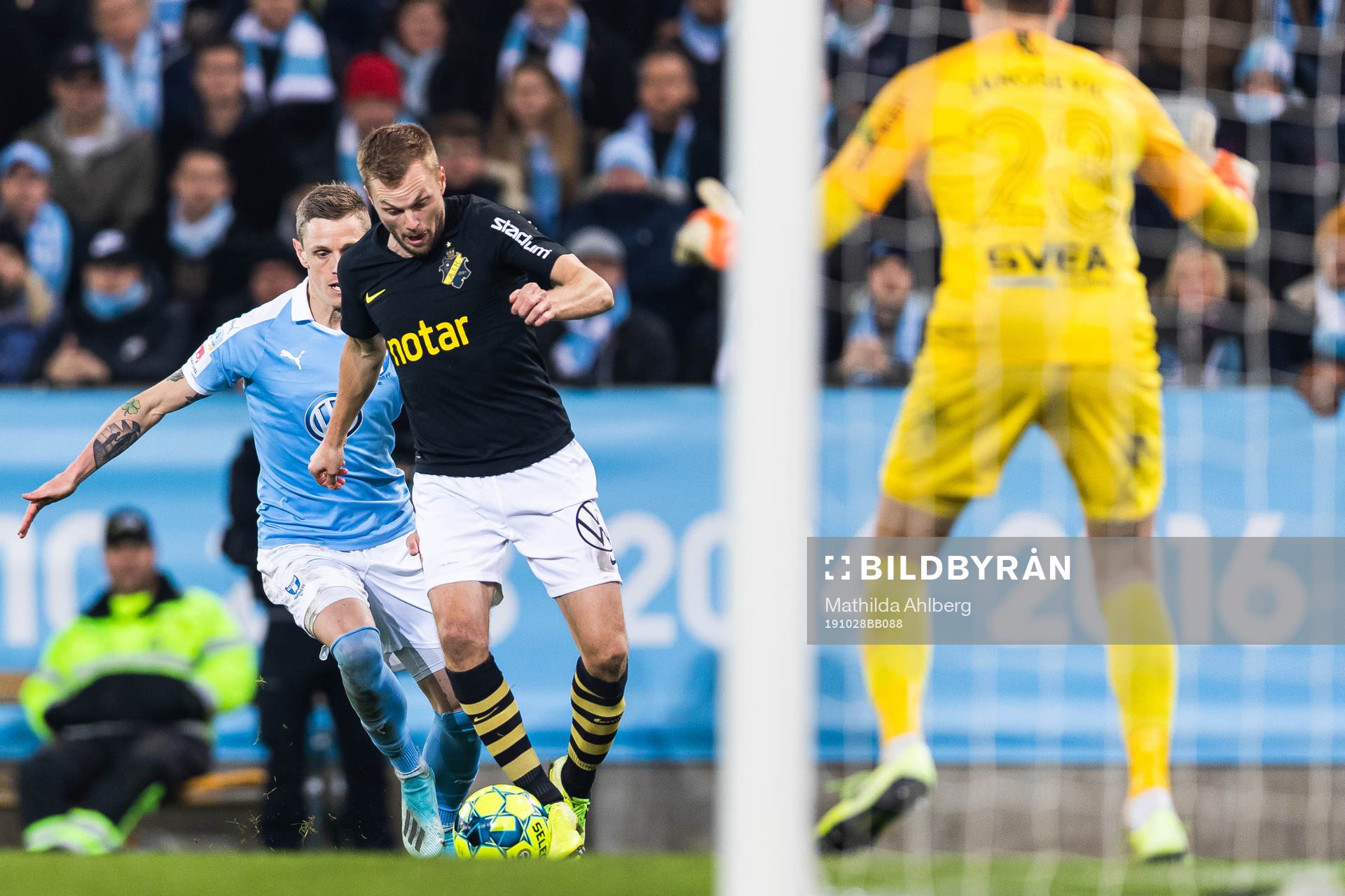 Malmö FFs Jo Inge Berget och Sören Rieks försvarar mot