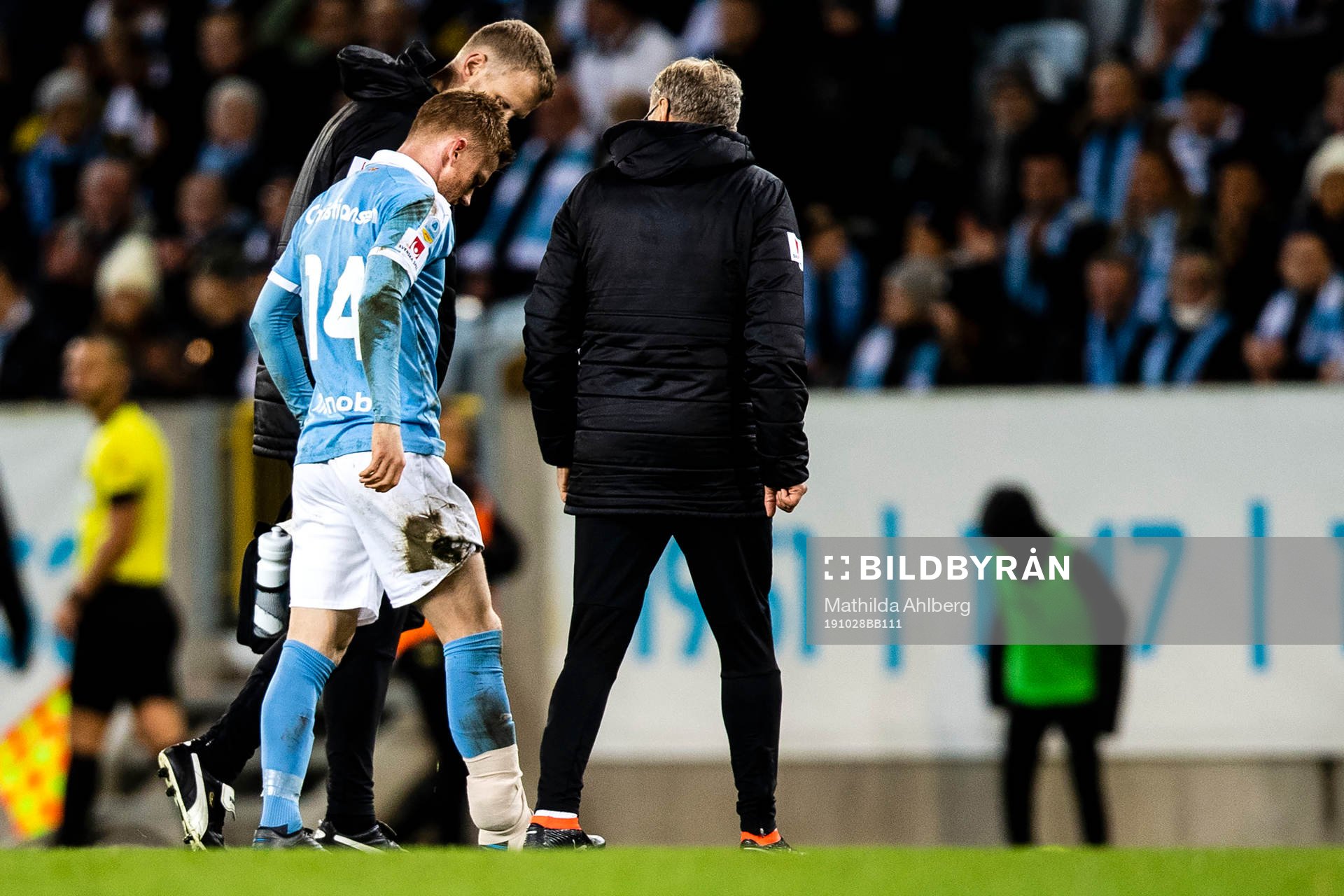Malmö FFs Anders Christiansen lämnar planen med lindad fot under fotbollsmatchen i Allsvenskan mellan Malmö FF och AIK den 28 oktober 2019 i Malmö.