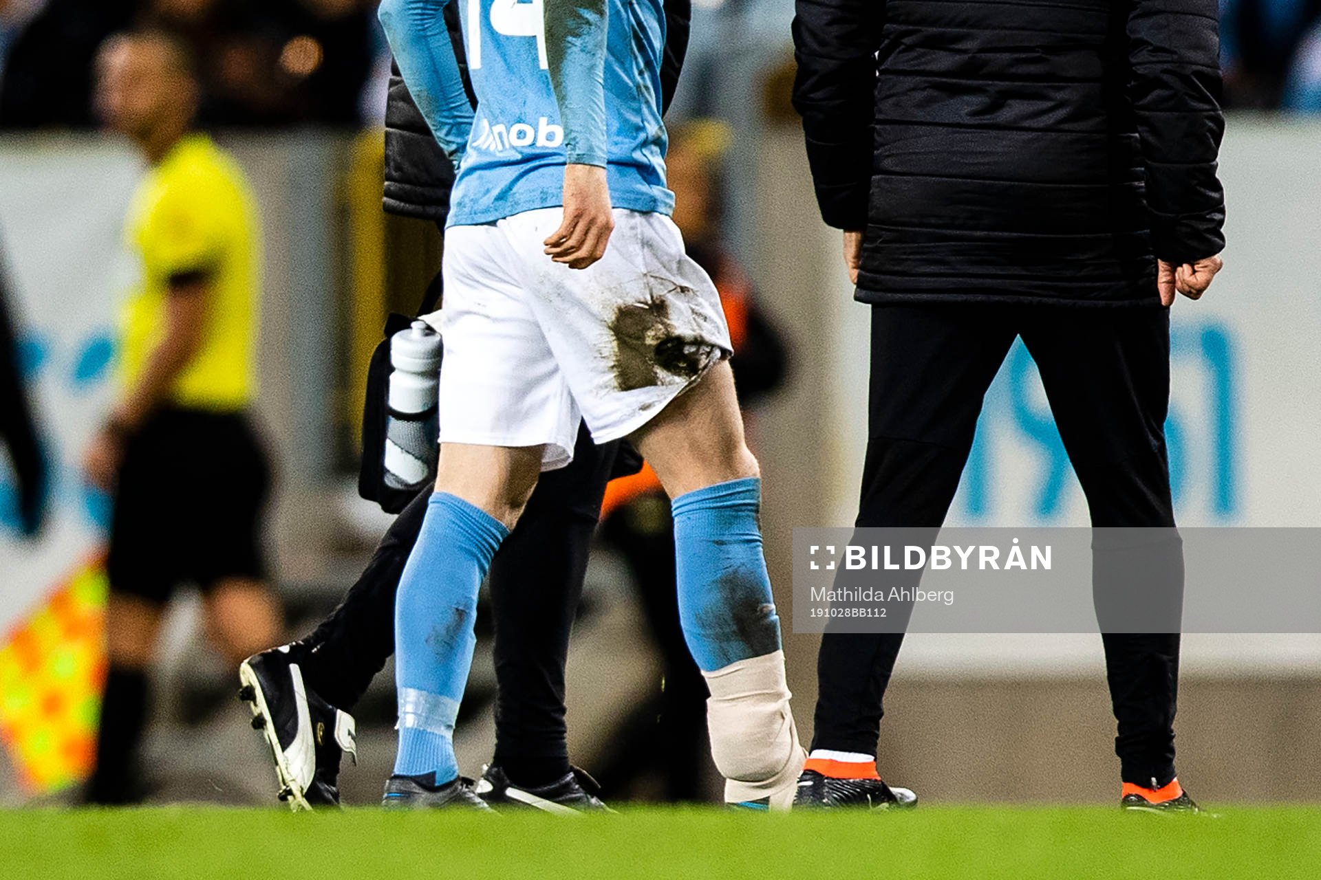 Malmö FFs Anders Christiansen lämnar planen med lindad fot under fotbollsmatchen i Allsvenskan mellan Malmö FF och AIK den 28 oktober 2019 i Malmö.