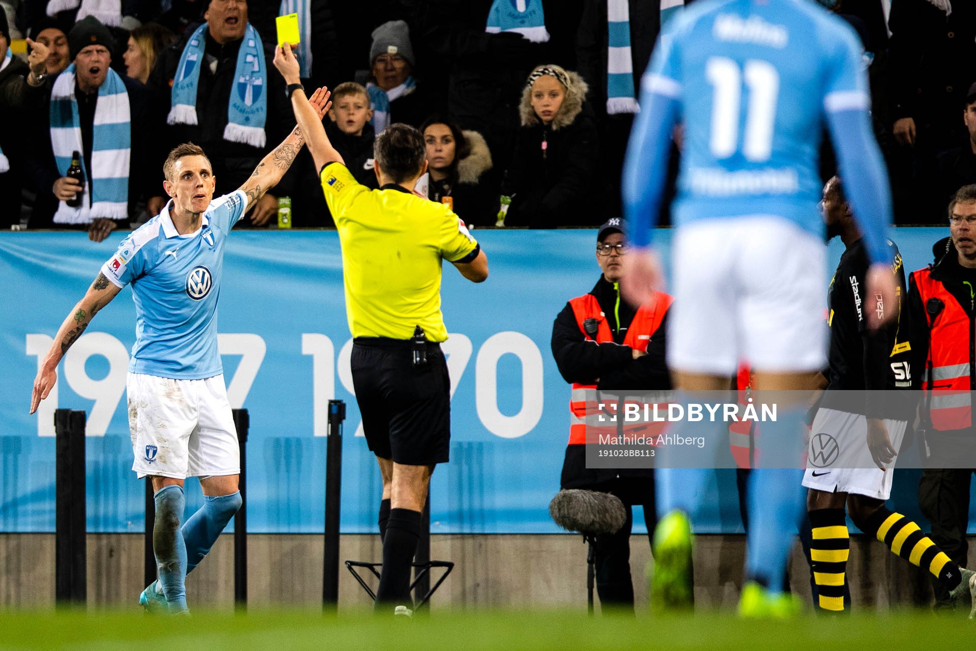 Malmö FFs Sören Rieks får gult kort av domare Bojan