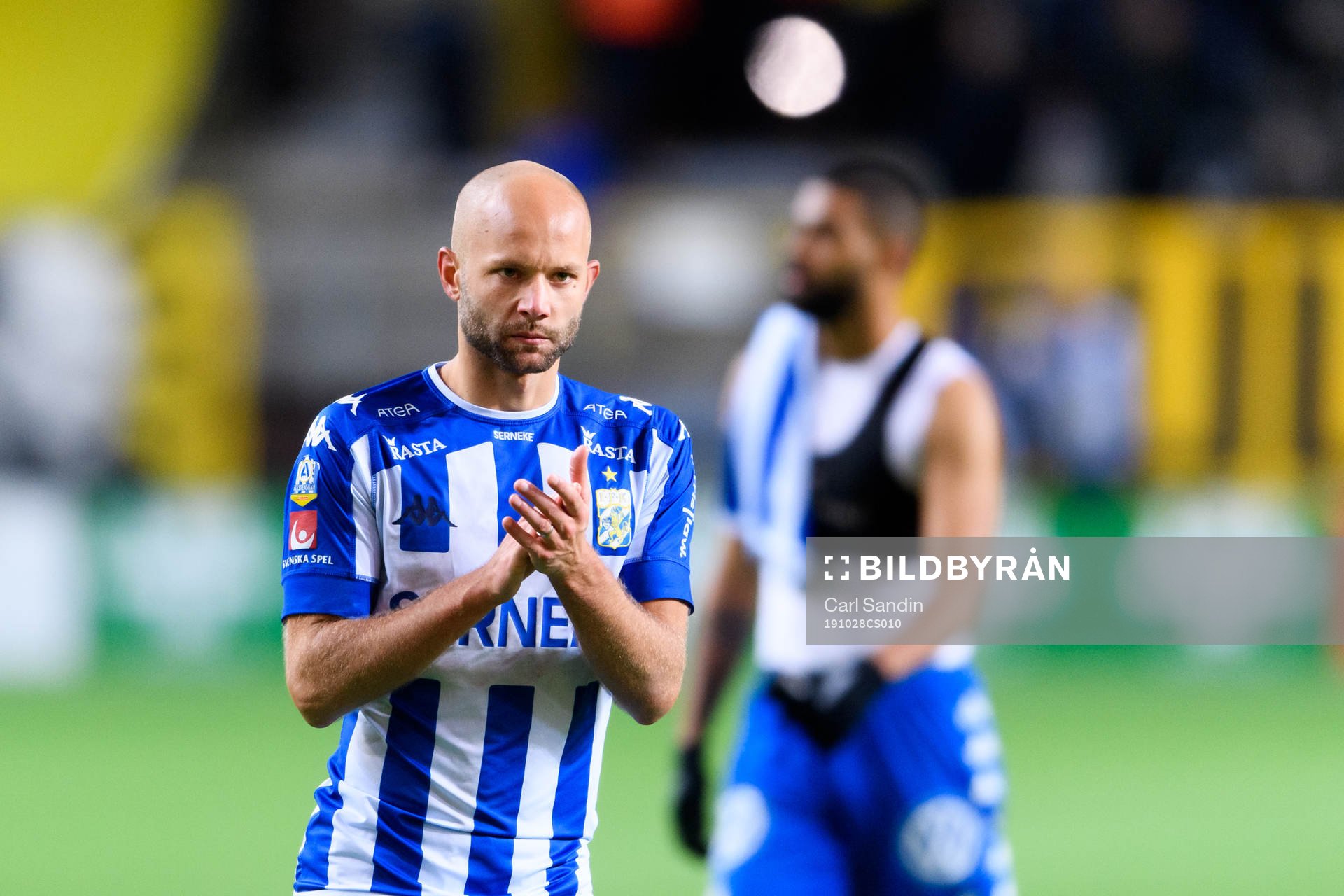 IFK Göteborgs Robin Söder tackar publiken