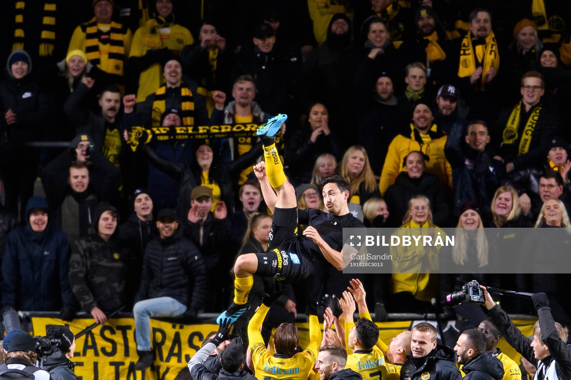 Elfsborgs Stefan Ishizaki hissas framför supportrarna