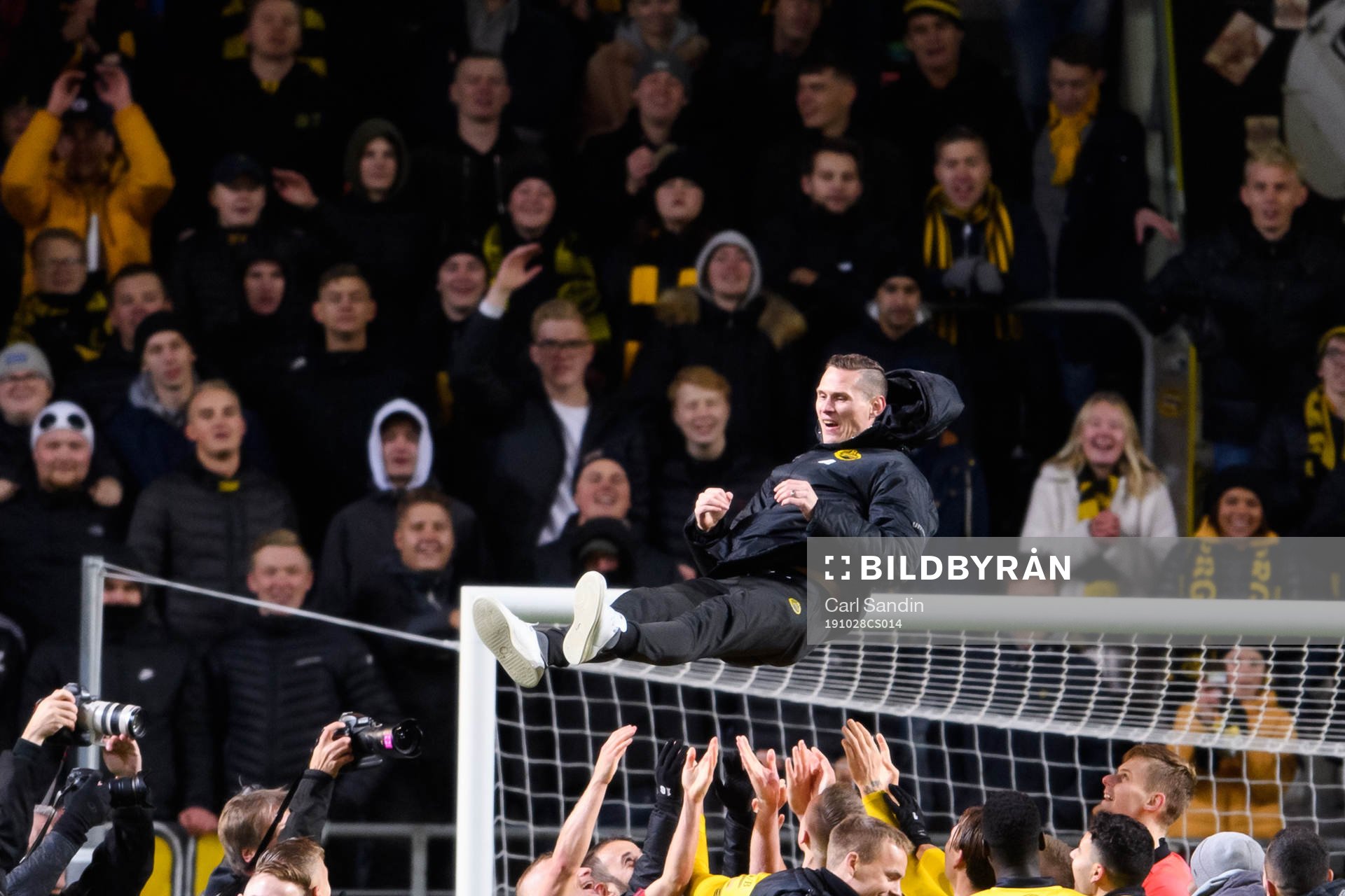 Elfsborgs Jon Jönsson hissas framför supportrarna