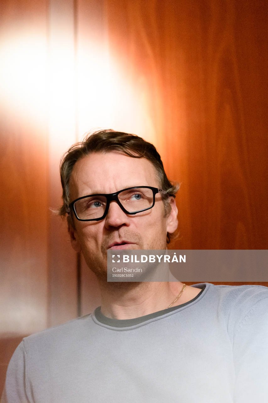 Magnus Erlingmark blir intervjuad innan fotbollsmatchen i
