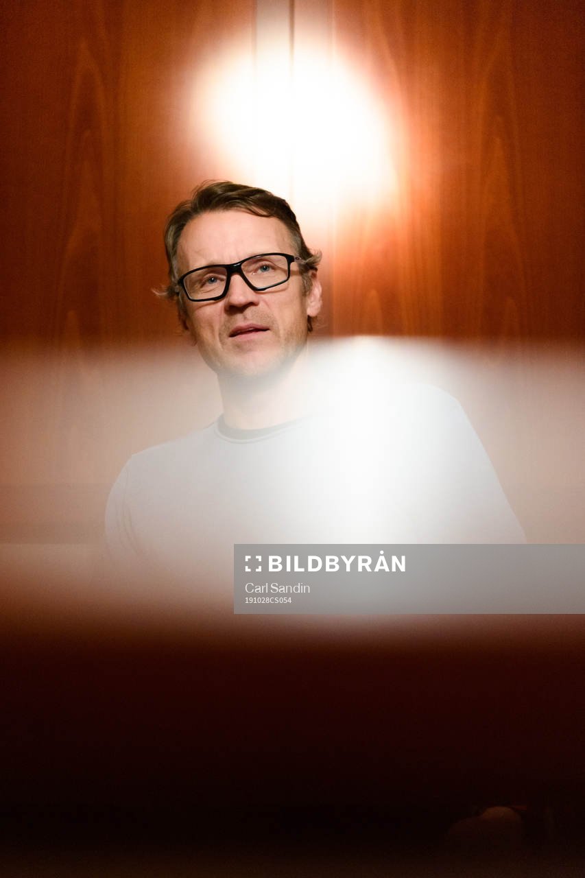 Magnus Erlingmark blir intervjuad innan fotbollsmatchen i