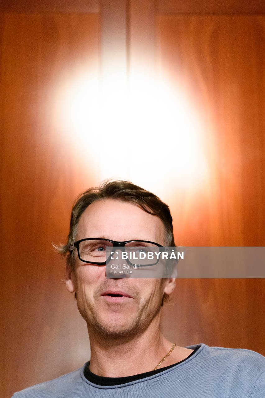 Magnus Erlingmark blir intervjuad innan fotbollsmatchen i