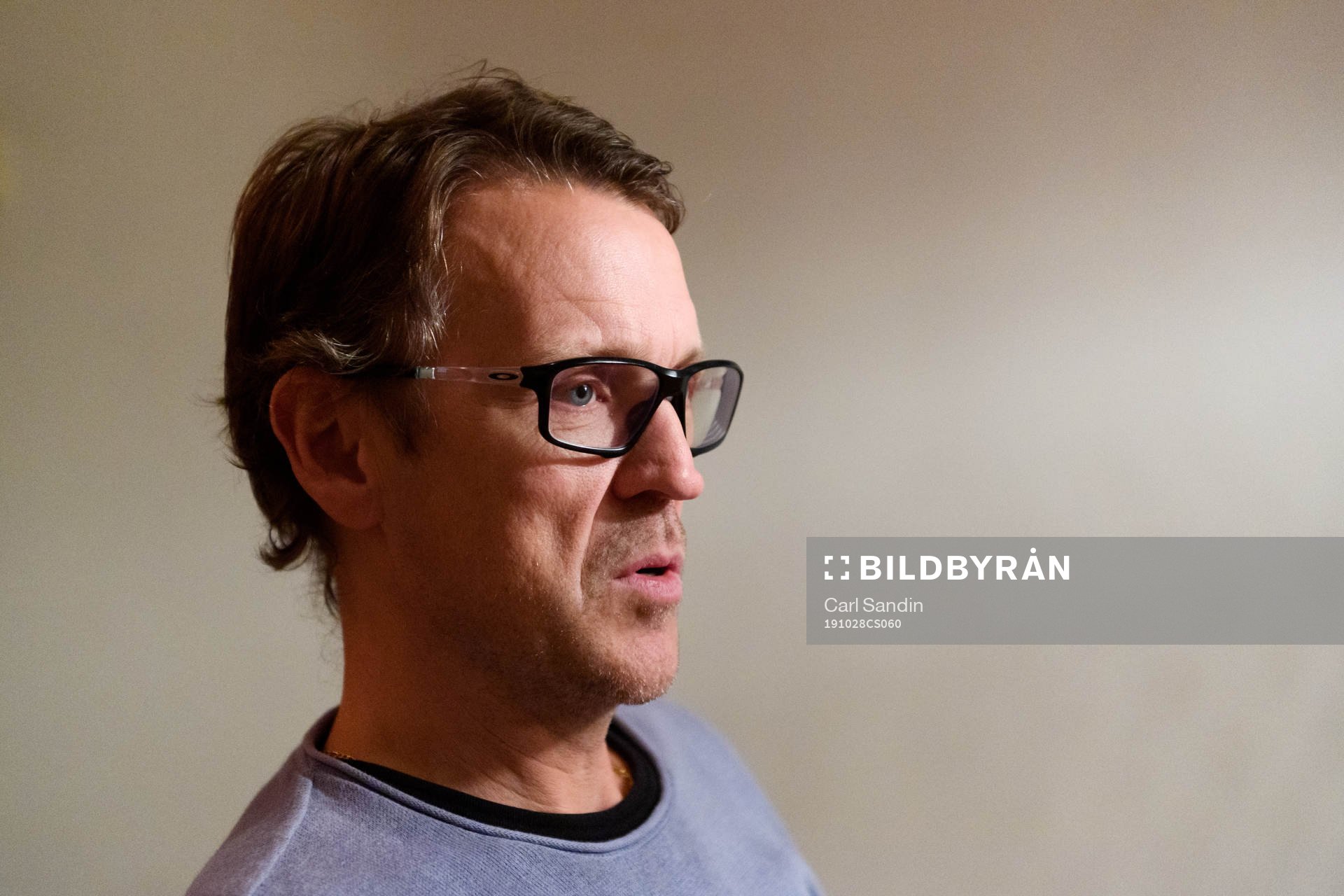 Magnus Erlingmark blir intervjuad innan fotbollsmatchen i