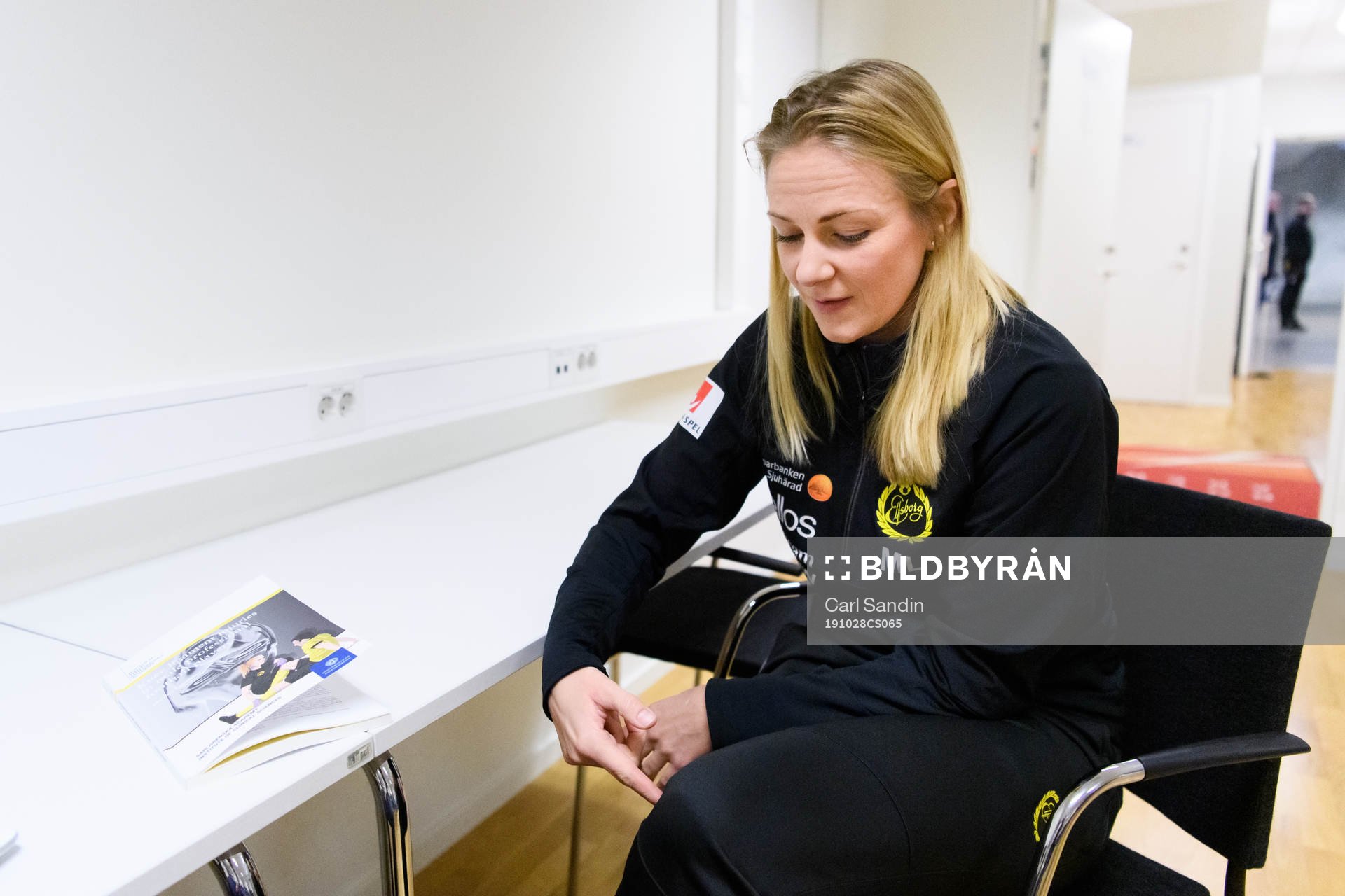 Matilda Lundblad, läkare, blir intervjuad innan