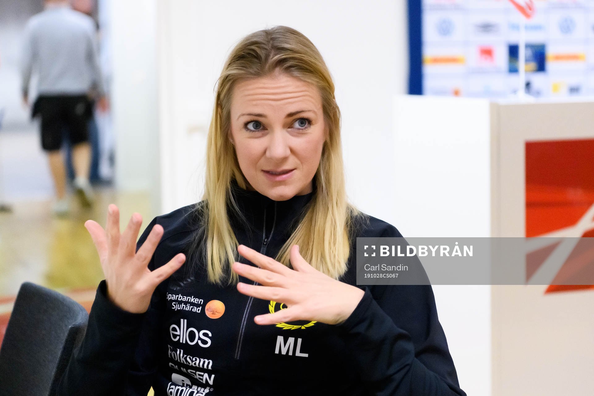 Matilda Lundblad, läkare, blir intervjuad innan
