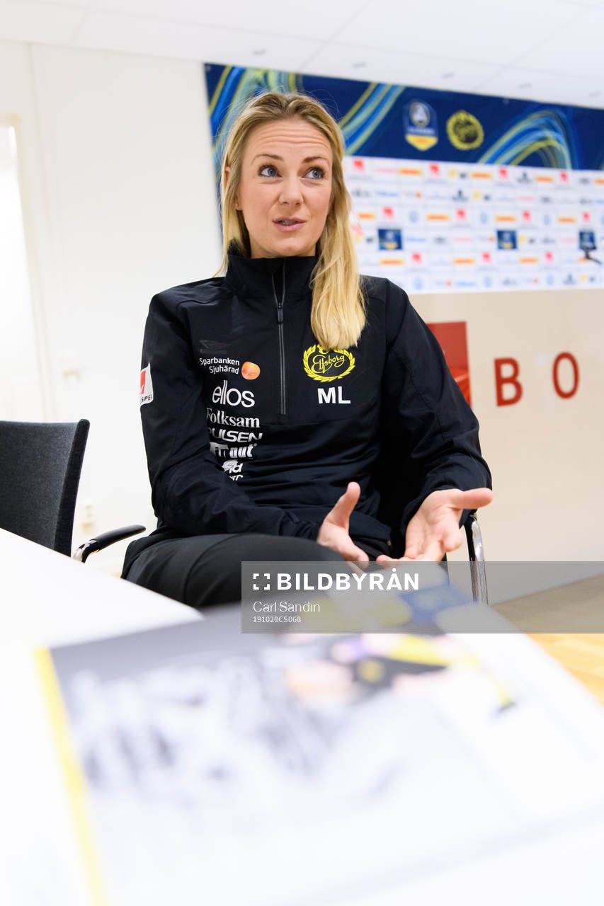 Matilda Lundblad, läkare, blir intervjuad innan