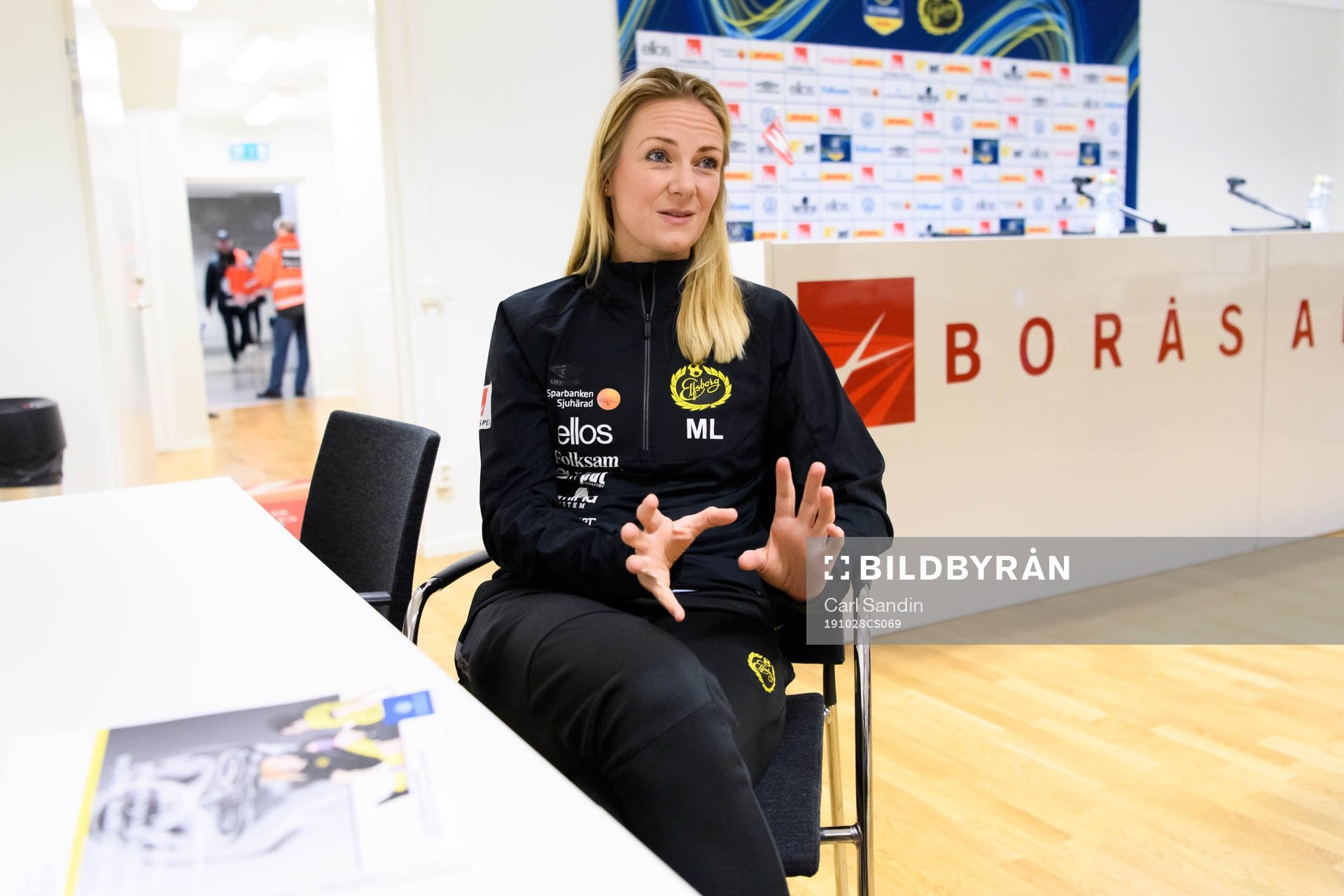 Matilda Lundblad, läkare, blir intervjuad innan