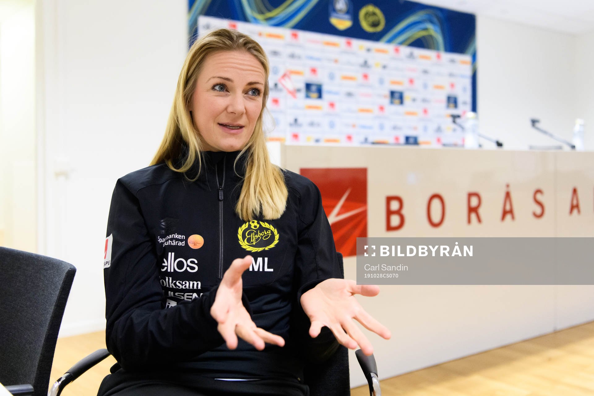Matilda Lundblad, läkare, blir intervjuad innan