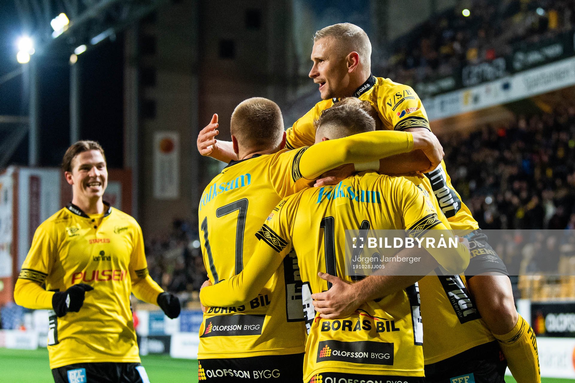 Elfsborgs Rasmus Alm jublar med lagkamrater