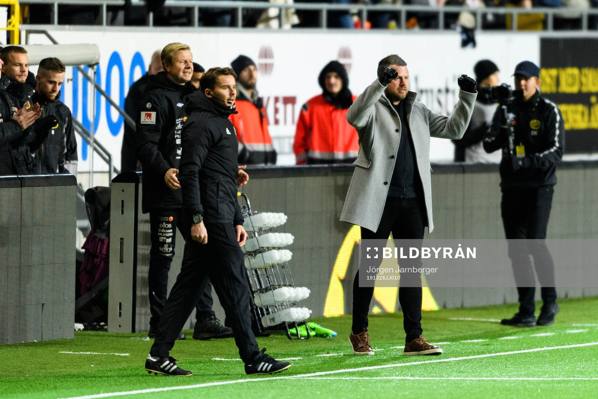 Elfsborgs manager Jimmy Thelin jublar