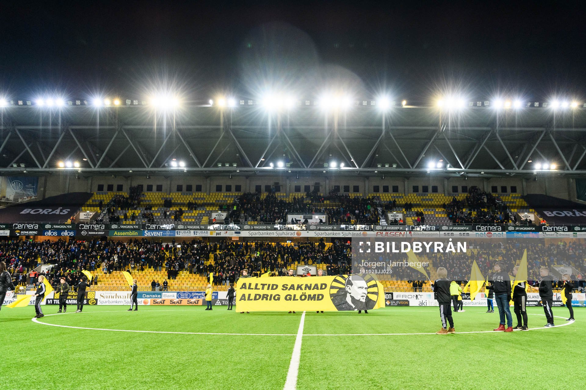Klas Ingesson hyllas innan fotbollsmatchen i Allsvenskan