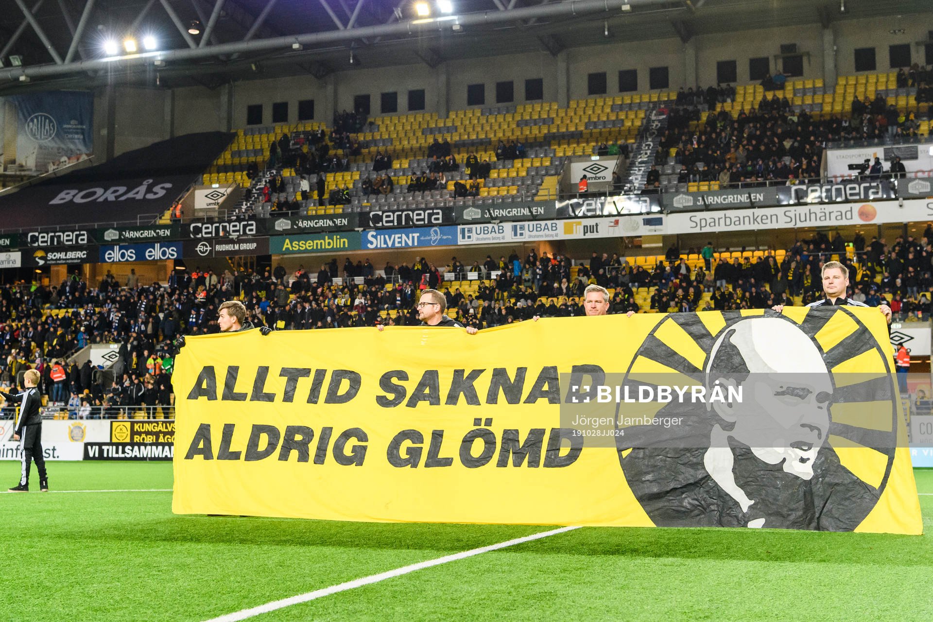 Klas Ingesson hyllas innan fotbollsmatchen i Allsvenskan