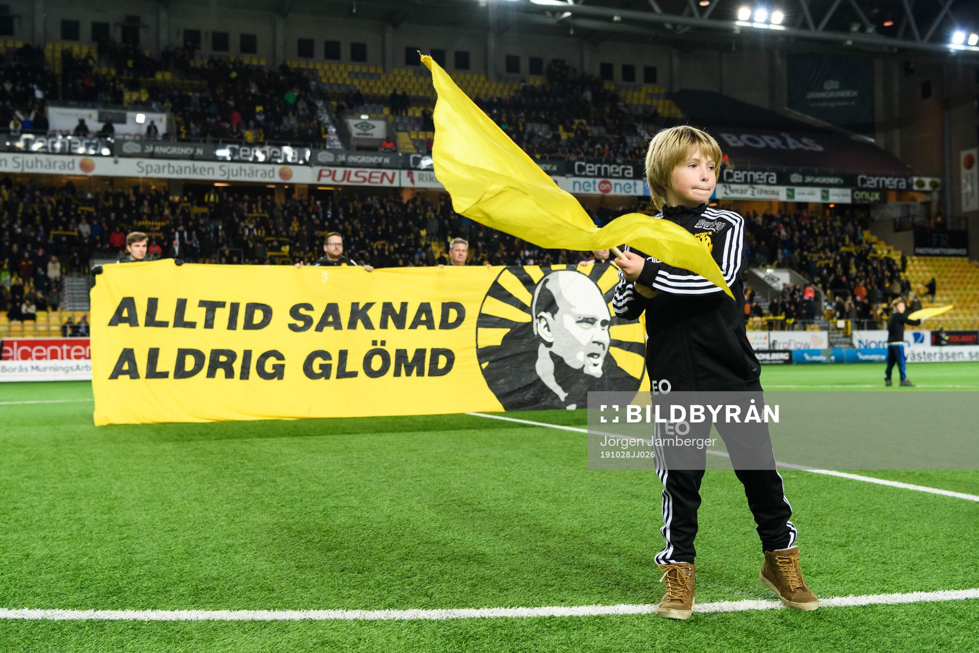 Spelare från Ödeshögs IK med fana och banderoll innan